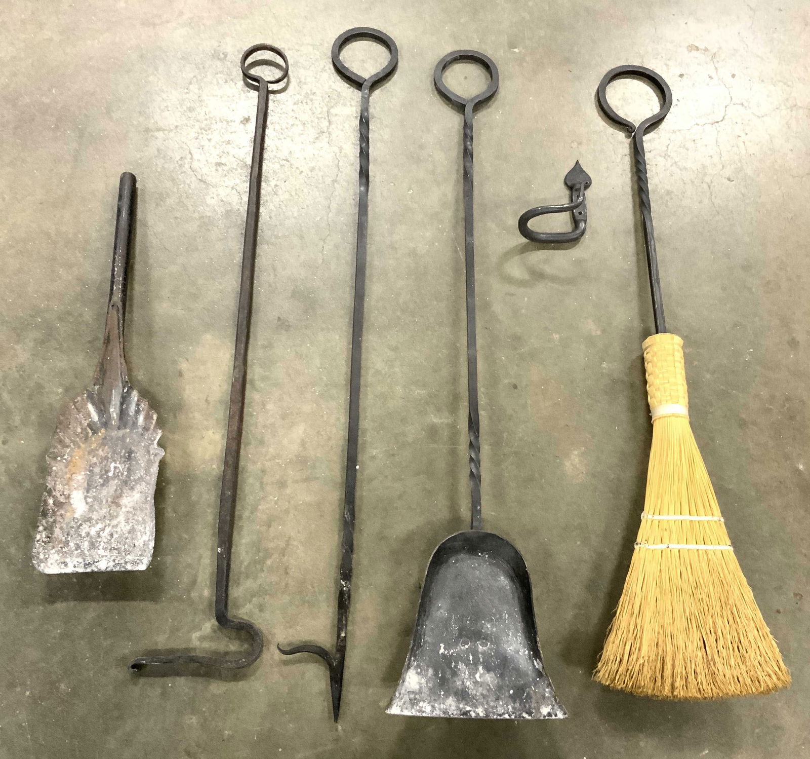 Lot 6 Iron Fireplace Tools & Wall Hook (1 of 7)