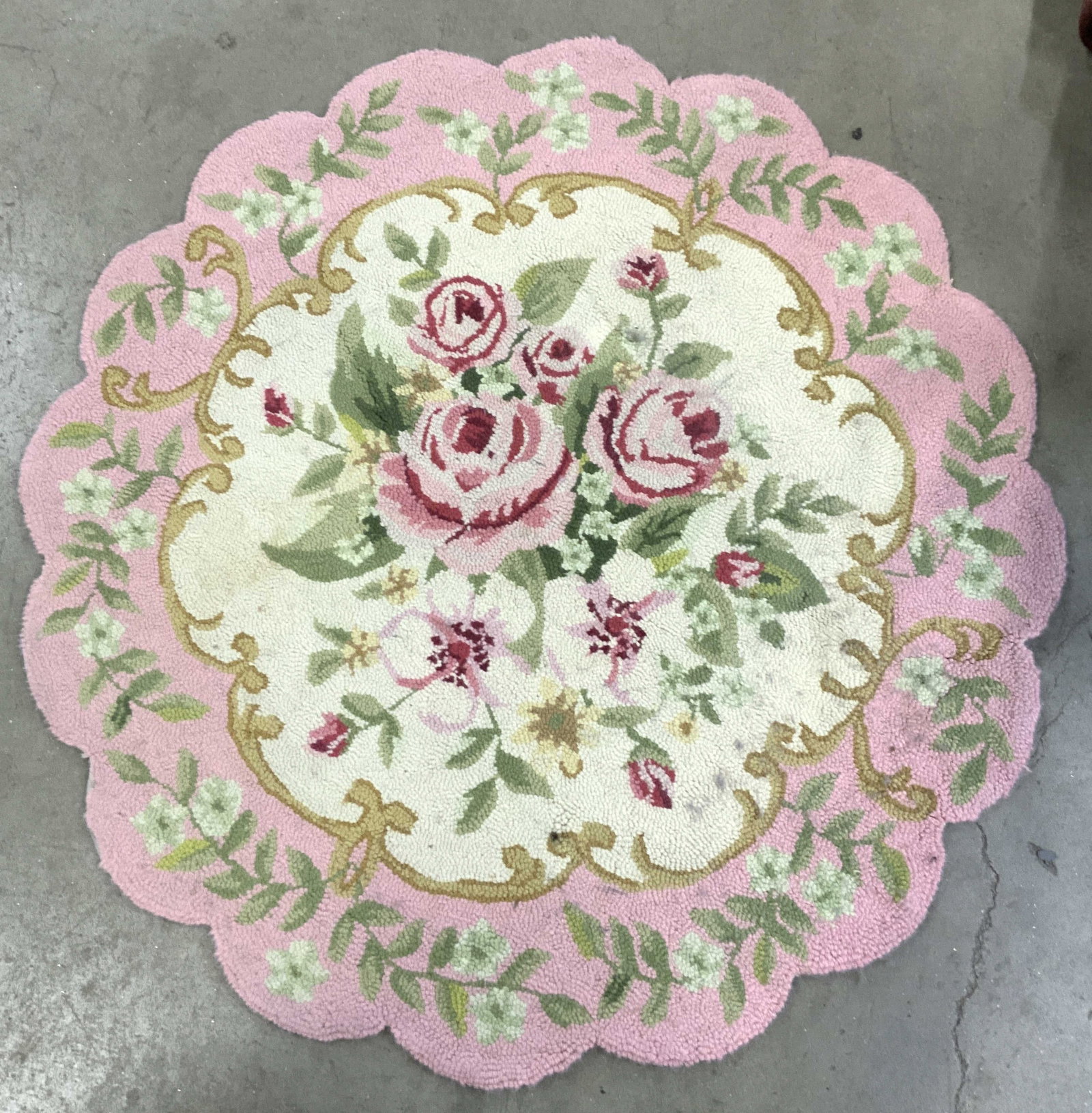 Scalloped Wool Pile Pink Rose Accent Rug (1 of 7)