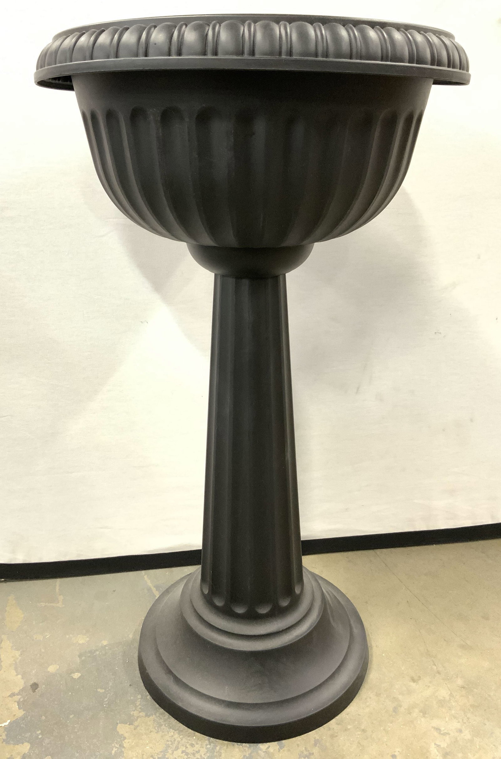 BLOEM Grecian Urn Pedestal Planter Black (1 of 6)