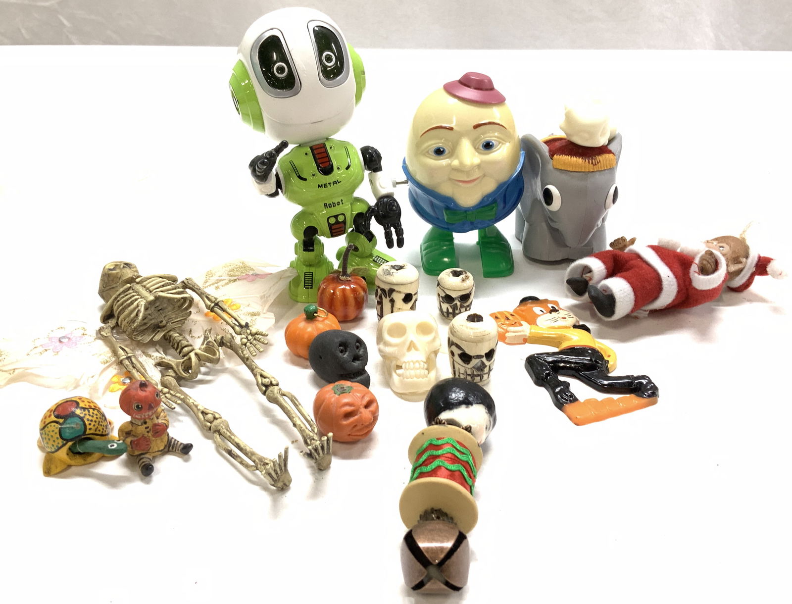 Vintage Eclectic Collect Toys & Halloween Skulls (1 of 6)