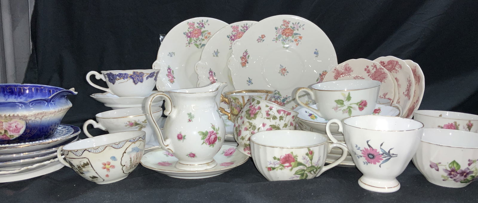 Vintage Table Porcelain Ware (1 of 18)