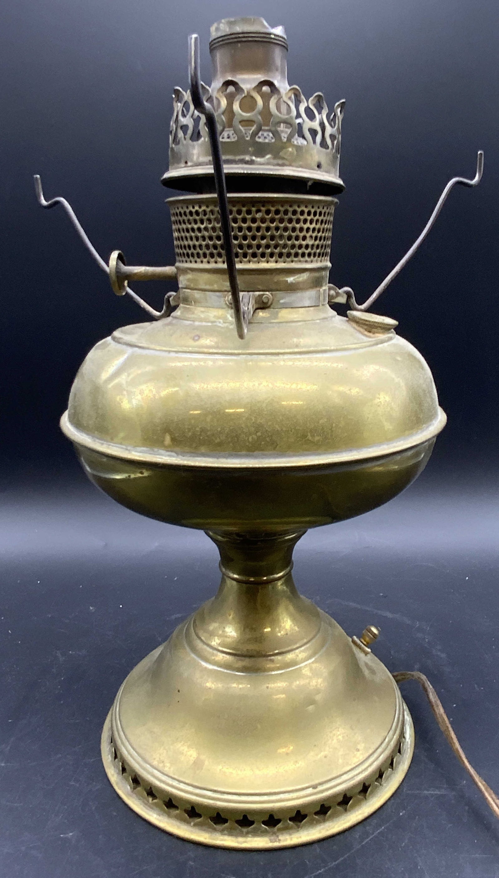 RAYO Vintage Brass Electrified Oil Lamp (1 of 8)