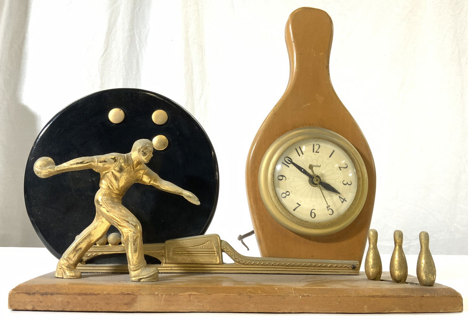 UNITED Vntg Bowling Mantel Clock 1940 Mid Century (1 of 7)