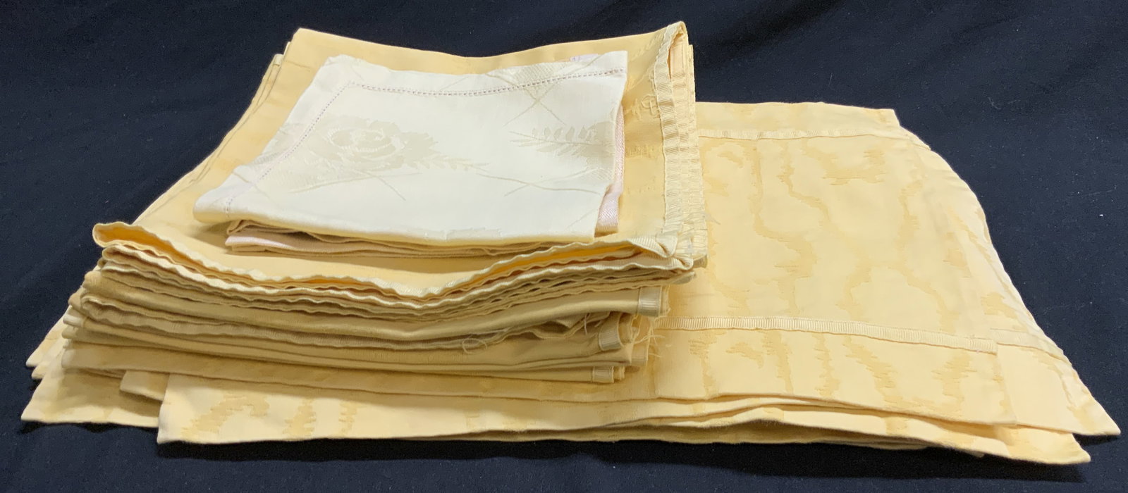 Group Lot 24 Yellow Table Linens, Napkins (1 of 9)
