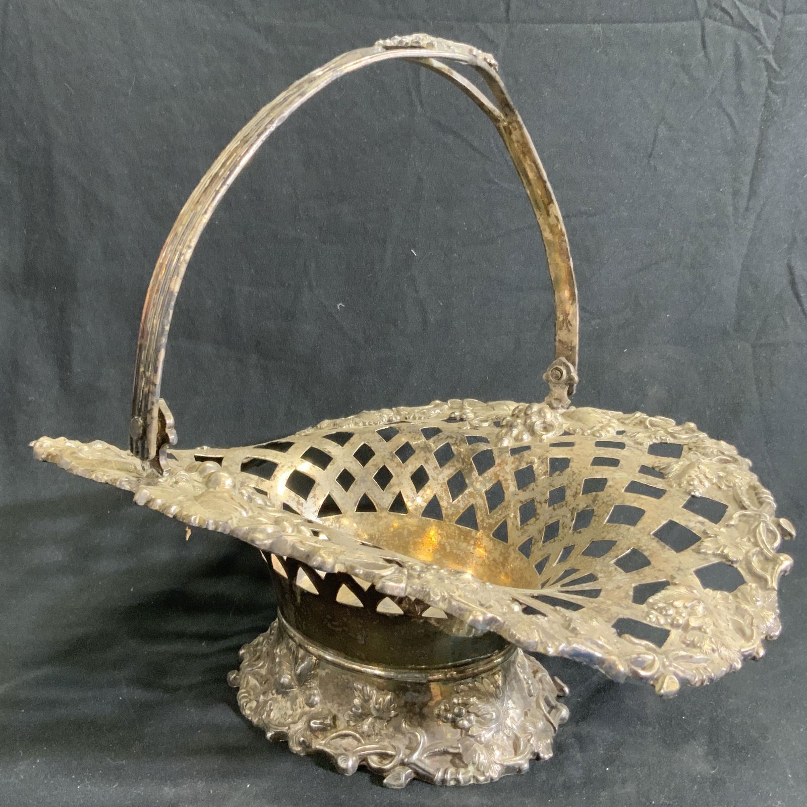 MERIDEN B COMPANY ROGERS BROS Silver Plate Basket (1 of 14)