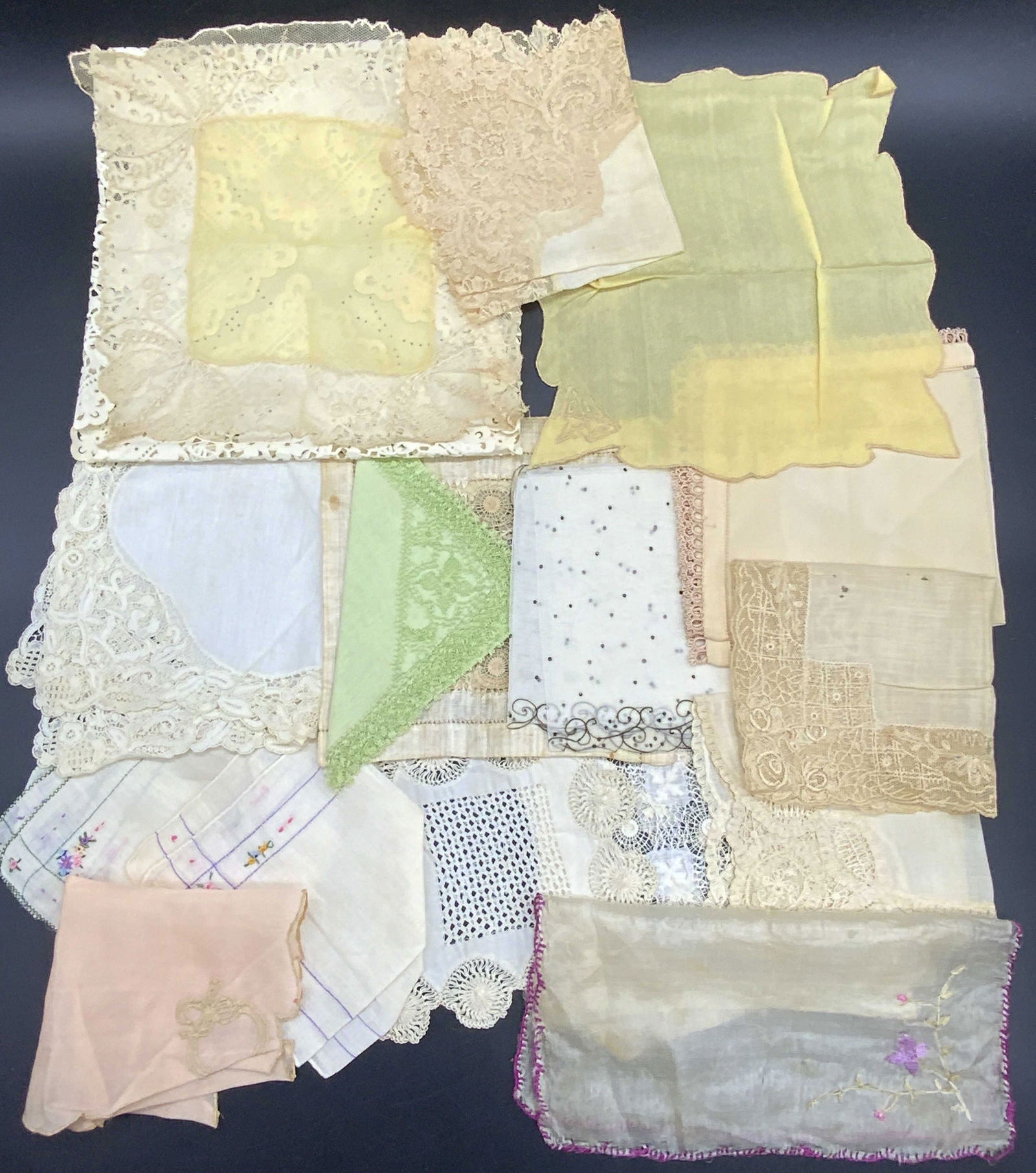Grp Lot Vintage Collectible Table Linens & Hankies (1 of 11)
