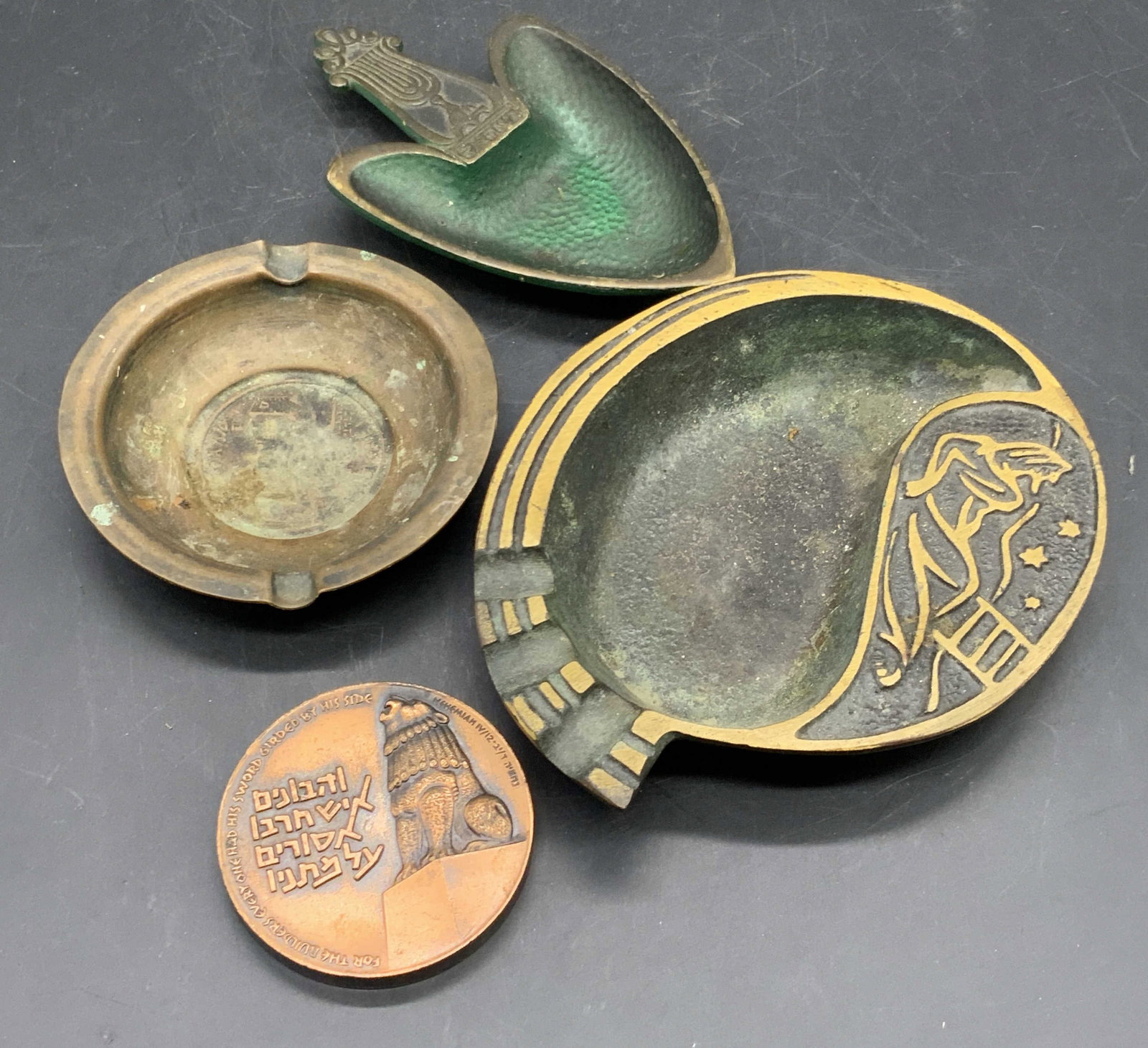 Lot 4 Vintage Metal Judaica Trinket Dishes & Medal: Three vintage metal Judaica ashtrays / trinket dishes and one Judaica medal. The medal appears to be crafted from copper. English & Hebrew to obverse and reverse, one side depicts a roaring lion. Meda