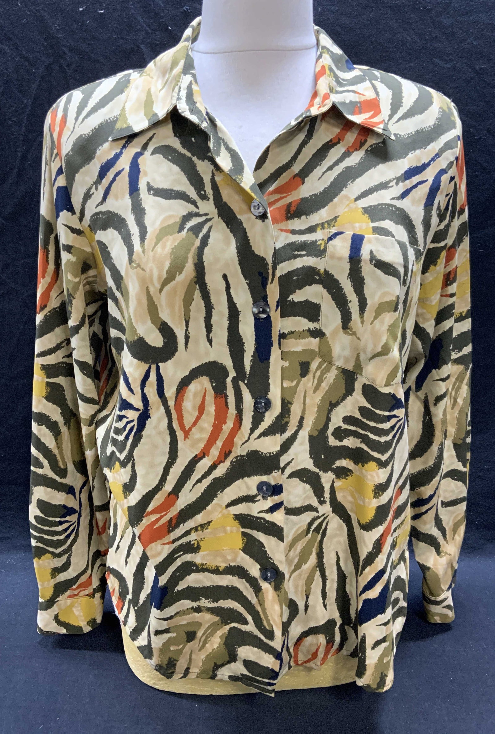 Kathy Che Graphic Print Button Up Top: Kathy Che graphic print button up shirt. Size 8. 100% polyester. Some wear to material consistent with exposure. Kathy Che, Kathy Che top, ladies designer top, ladies button up top, ladies shirt, ladi