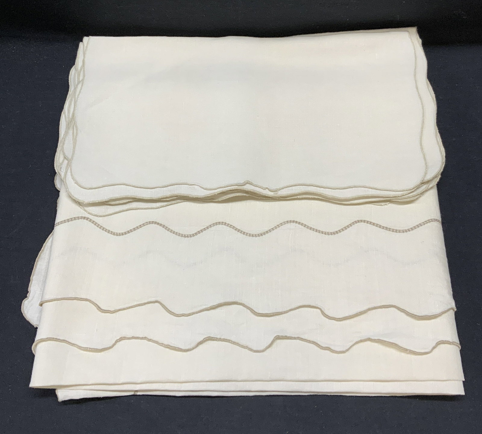 Set 13 White Linen Tablecloth & Napkins (1 of 8)