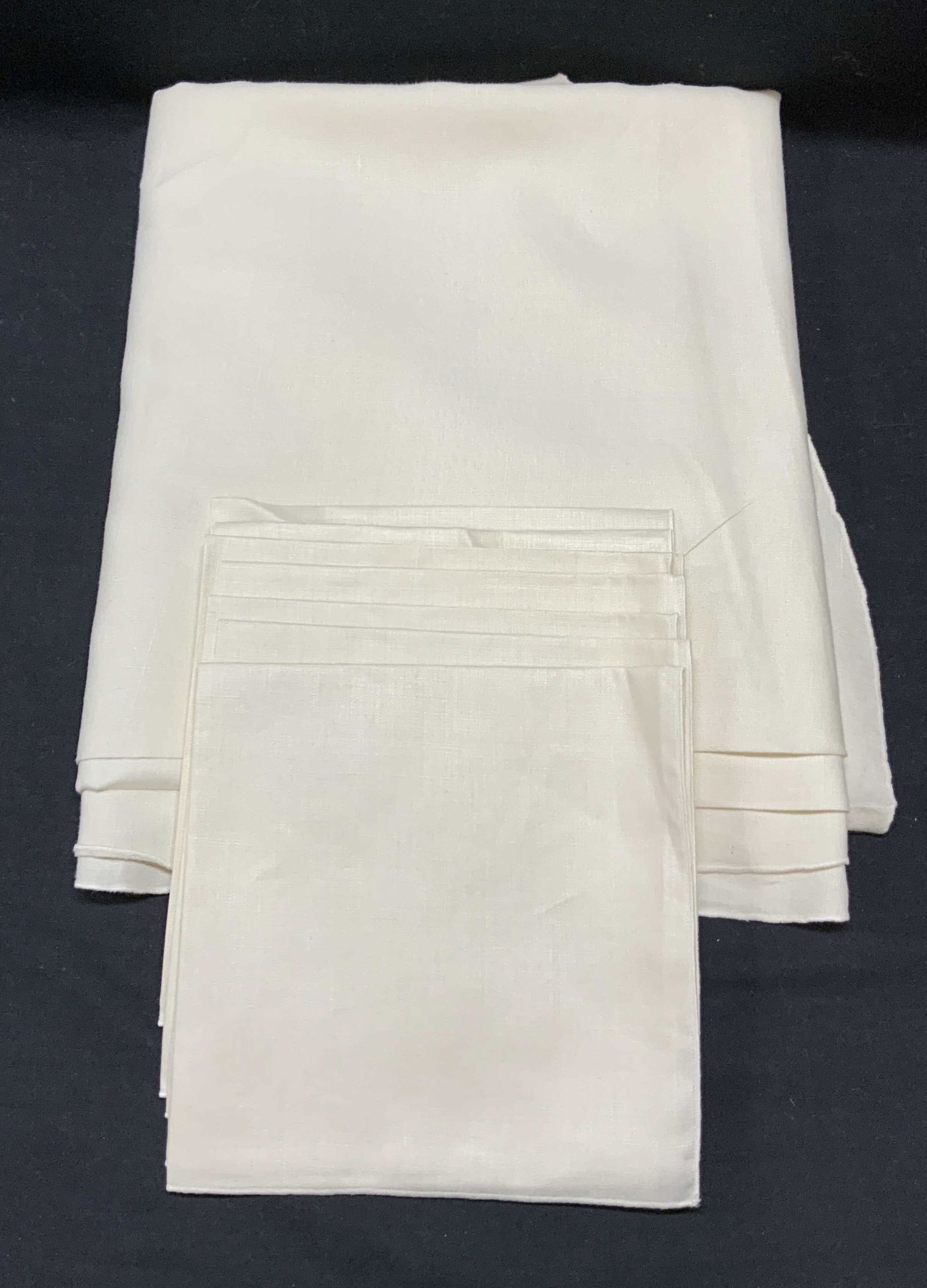 9 White Linen Tablecloth & Napkins (1 of 8)