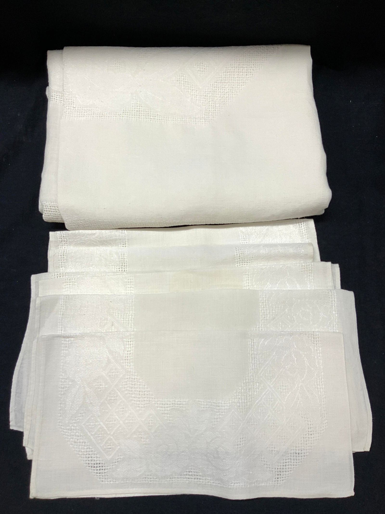 Set 9 white Diamond Stitched Table Linens (1 of 11)