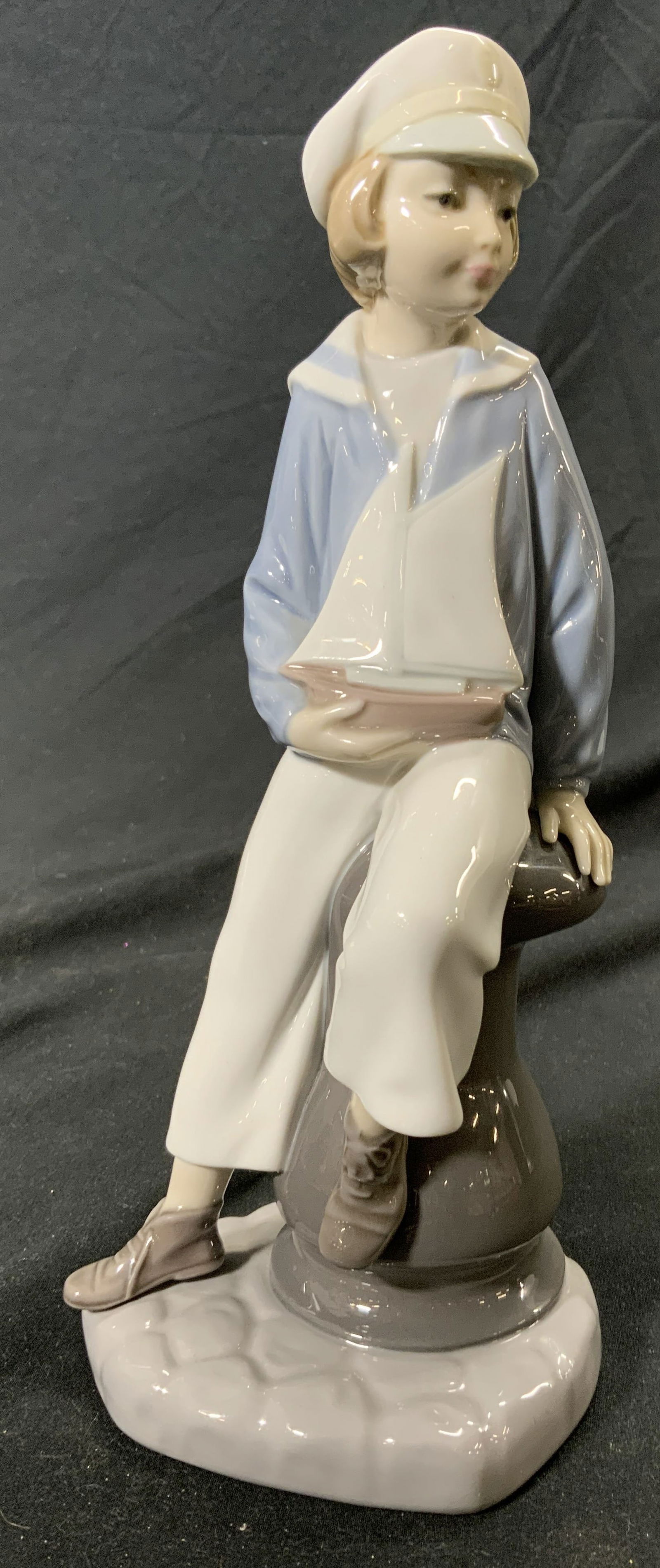 LLADRO BOY WITH YACHT 4810 Porcelain Figure (1 of 7)