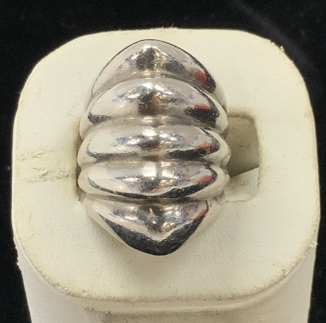 AVAHAN Sterling Silver Ribbed Ring (1 of 6)