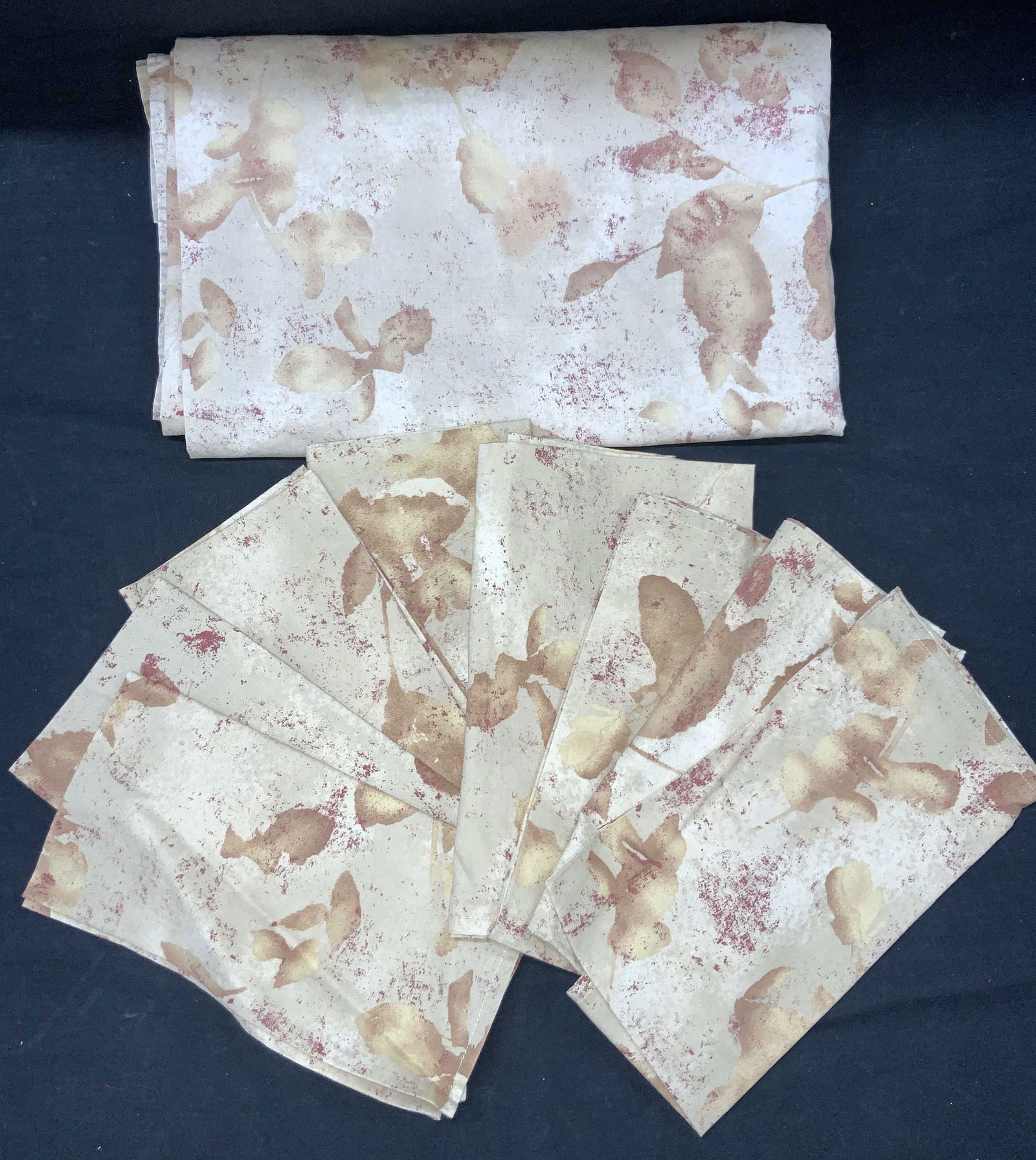 Set 9 CALVIN KLEIN Cotton Tablecloth & Tea Towels (1 of 7)