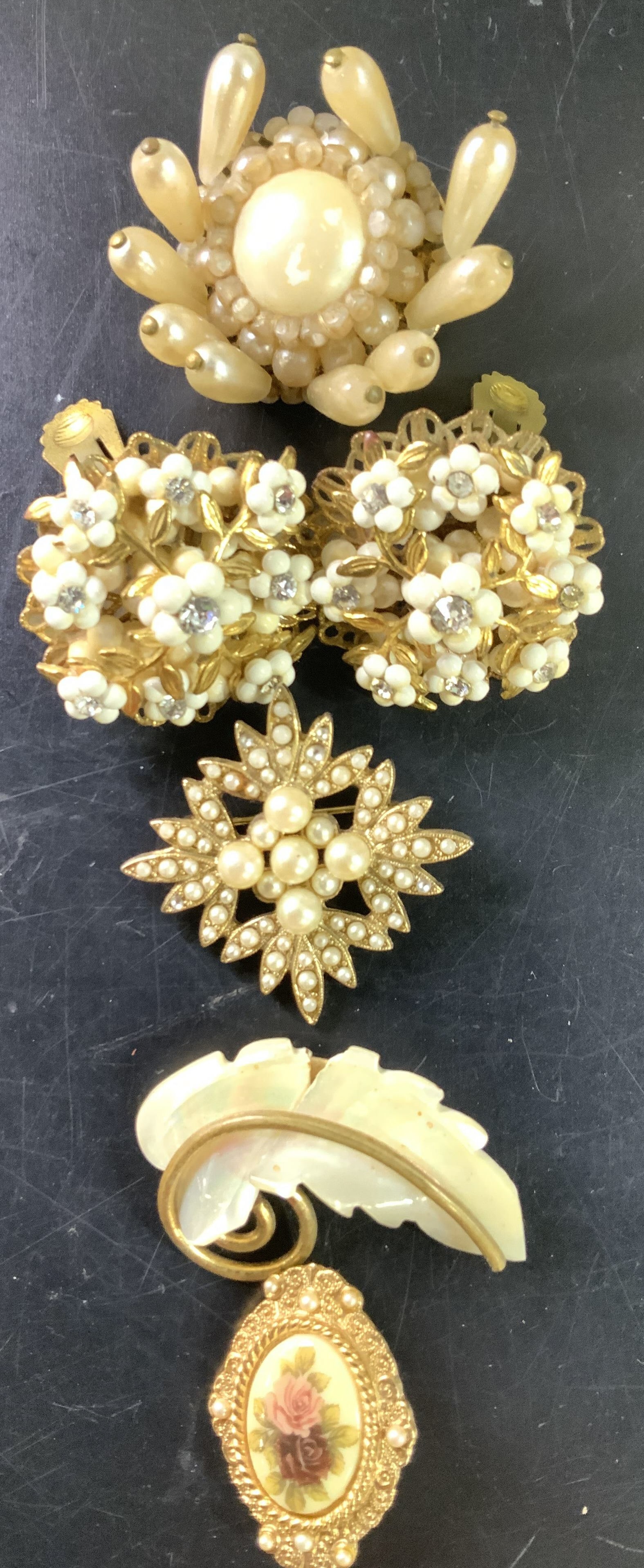 Lot 6 Pearl Style Cocktail Earrings & Brooches (1 of 7)