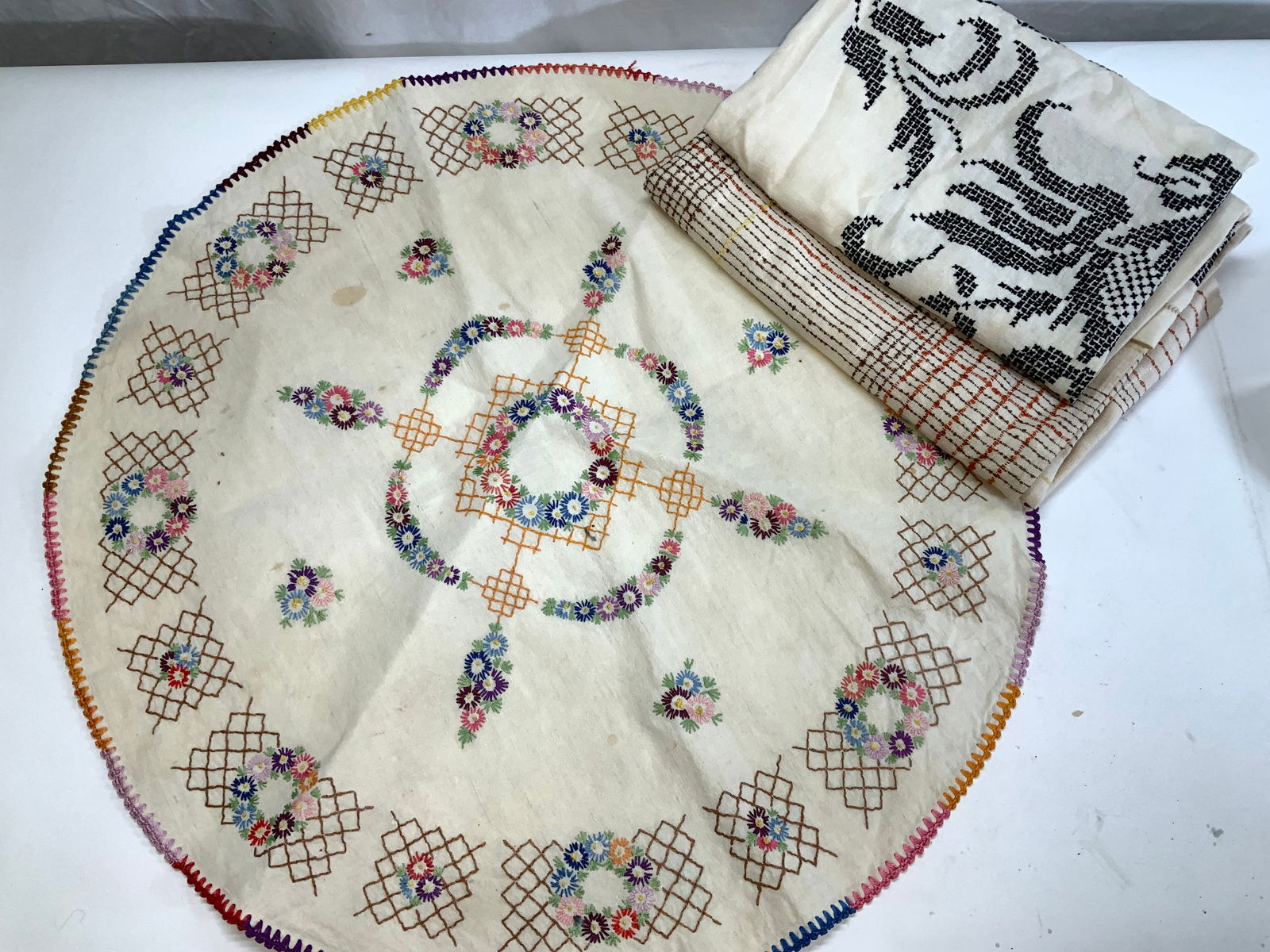 Lot 3 Hand Embroidered Linen Tablecloth, Lrg Doily (1 of 12)