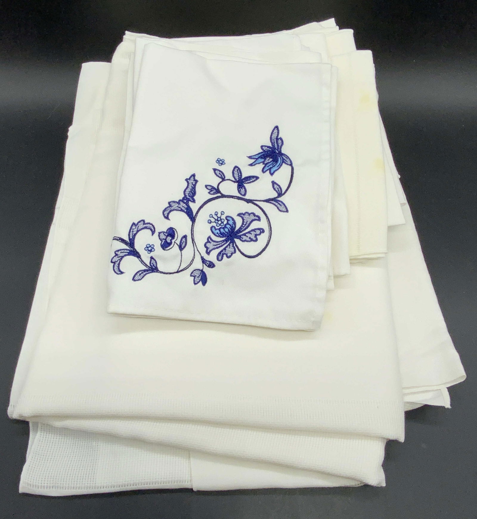 Grp Lot 16 Vintage Table Linens, Tablecloth & More (1 of 9)