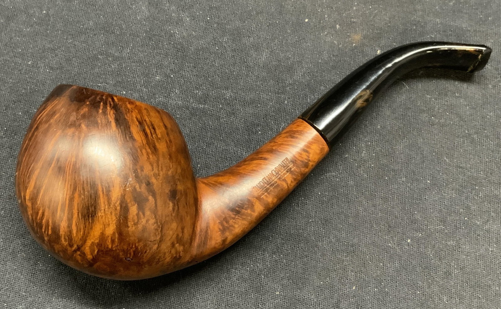 Elliott Nachwalter Briar Wood Pipe, Vermont USA: Elliott Nachwalter handmade briar wood pipe. Made in Vermont, USA. Trademarked to underside. Some surface wear consistent with exposure. Measures approx. 6 x 2 x 1.75 inches. Elliott Nachwalter, Ellio