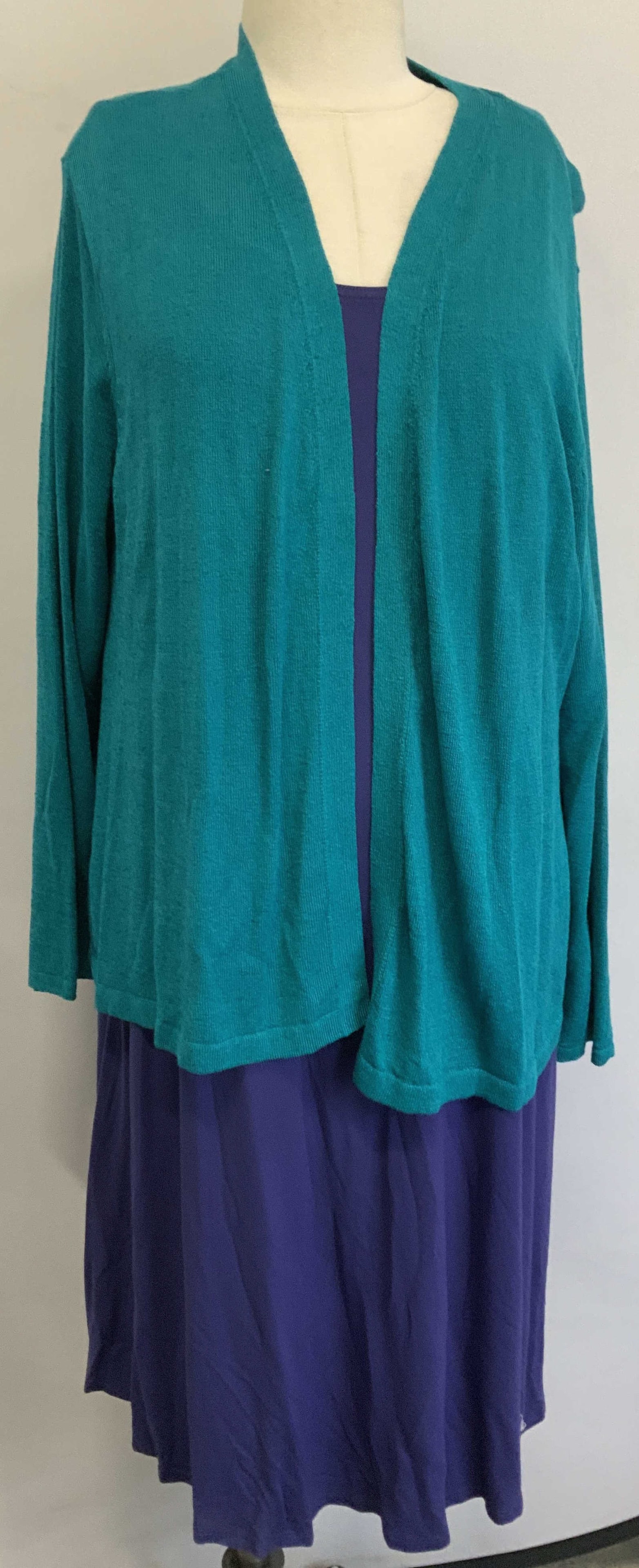 J Jill Linen Cardigan, NWT; Eileen Fisher Dress 3x: Plus size Womens periwinkle sleeves calf length dress, size 3x, 95% viscose, 5 % spandex. J Jill cardigan, Mediterranean ( Teal), XL petite, New With tag, 59% linen, 22% cotton, modal and rayon. Cardi