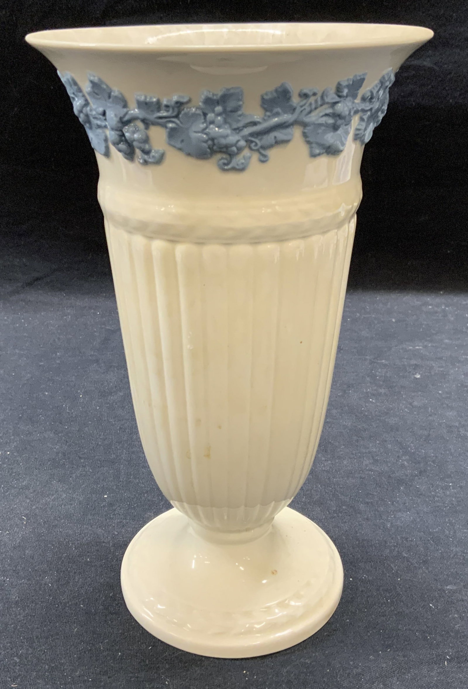 Vtg Wedgwood & Barlaston Queens Ware Vase England: Vintage Wedgwood and Barlaston of Etruria white and blue queens ware vase. Trademarked to underside. Made in England. Measures approx. 4 7/8 x 8.5 inches. Some surface wear consistent with exposure. W
