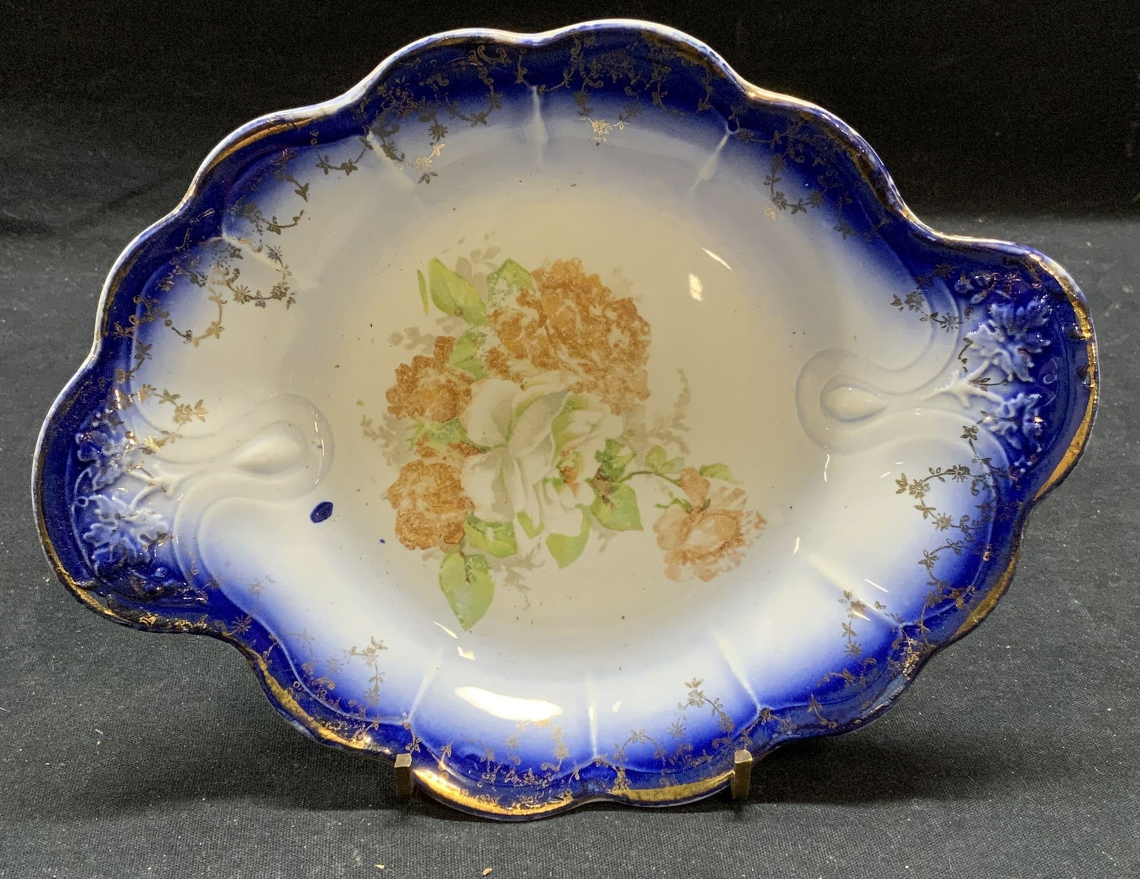 Antique Ohio China Co Floral Dish: Antique Ohio China Co Olive Pattern floral dish with gilt decoration. Trademarked to underside. Measures approx. 8 x 6.25 x 1.25 inches. Surface wear consistent with exposure. Ohio china co, antiques,