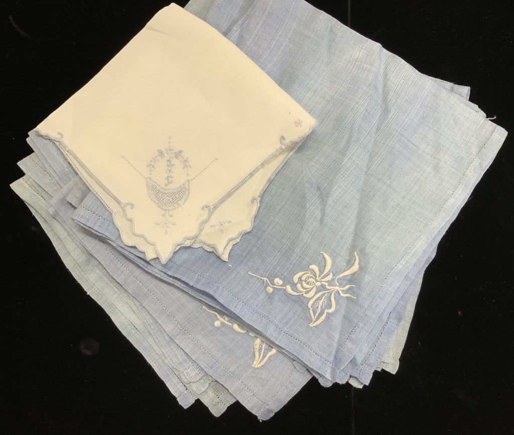9 Blue Linen Vtg Dinner Napkins: Embroidered blue linen napkins with corner floral in white thread. Set 8 Napkins measure 16 x 16.25 in. Many with blemishing and fabric wear, consistent with use and exposure. 1 bright white linen Han