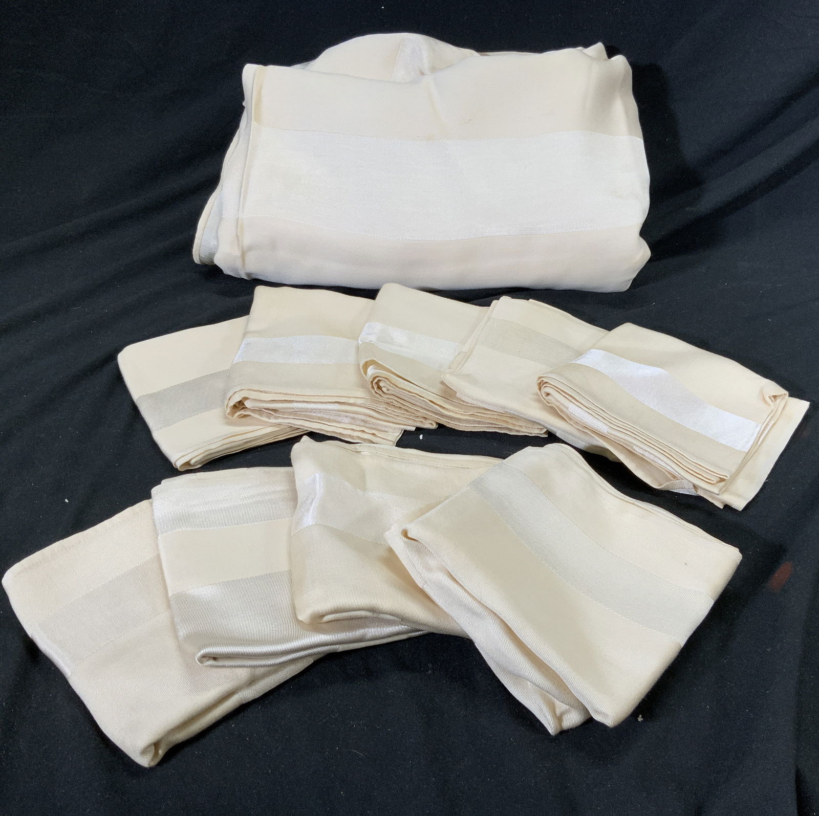 Set 10 Tablecloth & Matching Napkins (1 of 7)