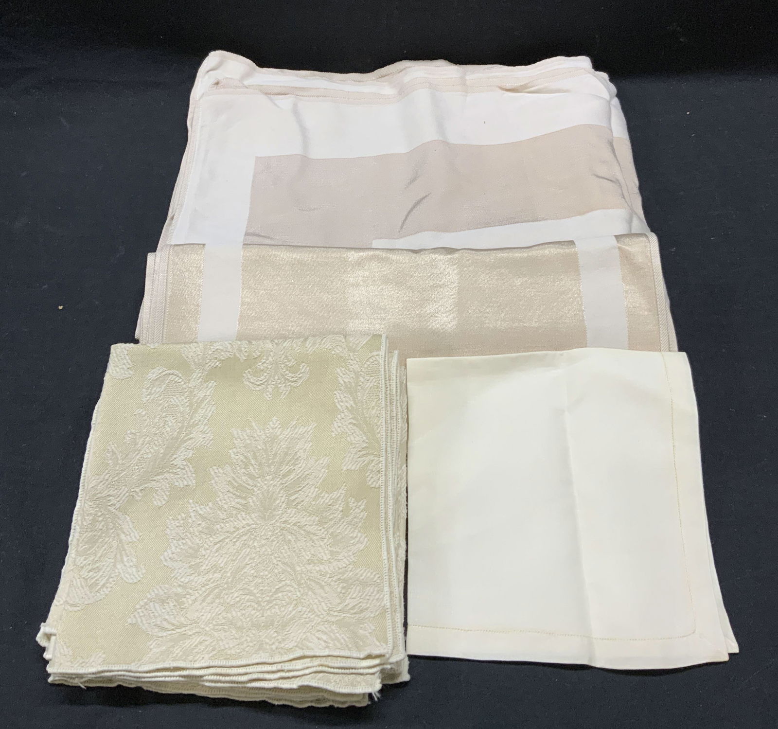 Group 12 Tablecloth & Napkins, Table Linens (1 of 7)