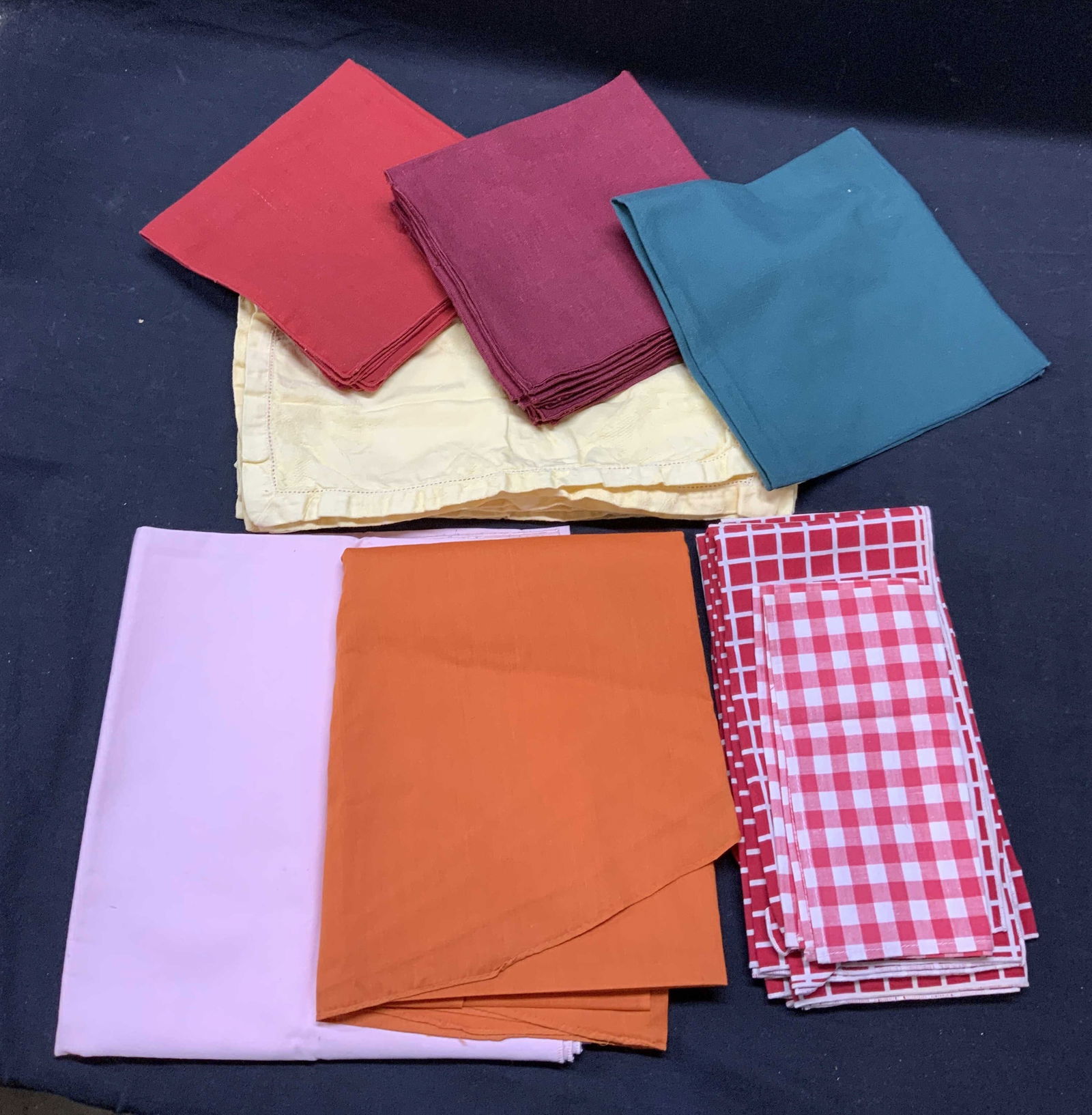 Group 25 Cotton Tablecloths & Napkins (1 of 8)