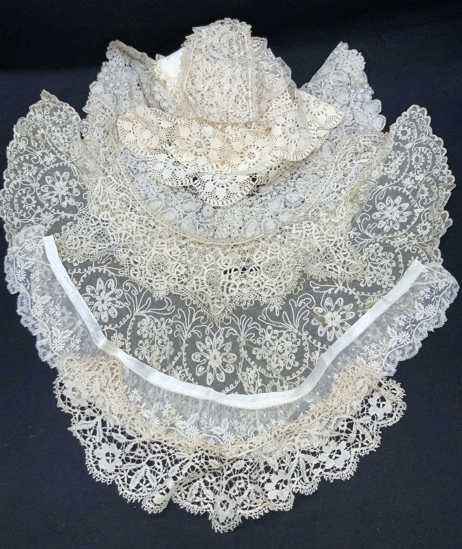 Lot 30 Vintage Embroidered Linen Trimmings (1 of 13)