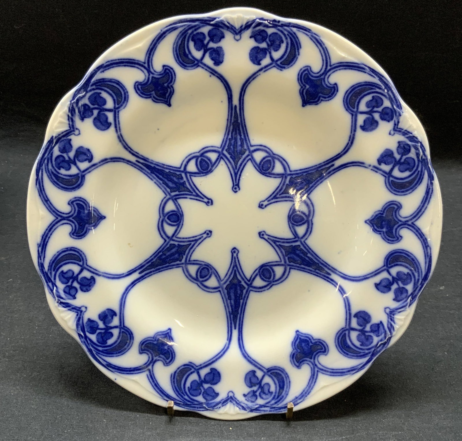 Antique New Wharf Pottery Trent Plate England: Antique New Wharf Pottery Trent pattern semi porcelain plate. Trademarked to underside. Made in England. Measures approx. 9 inches diameter. Some surface wear consistent with exposure. New wharf potte