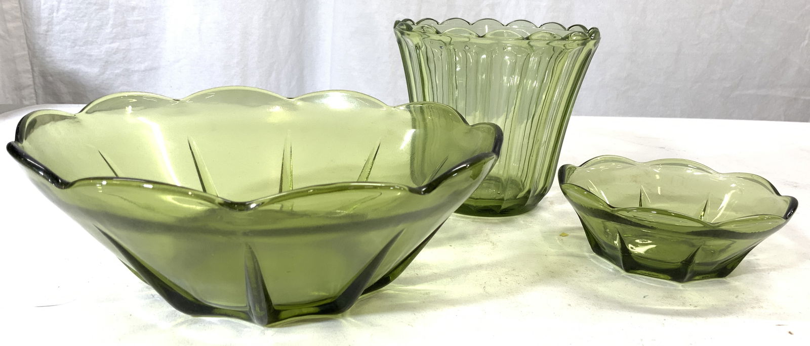 Lot 3 Assorted Art Glass Vessels Green (1 of 6)