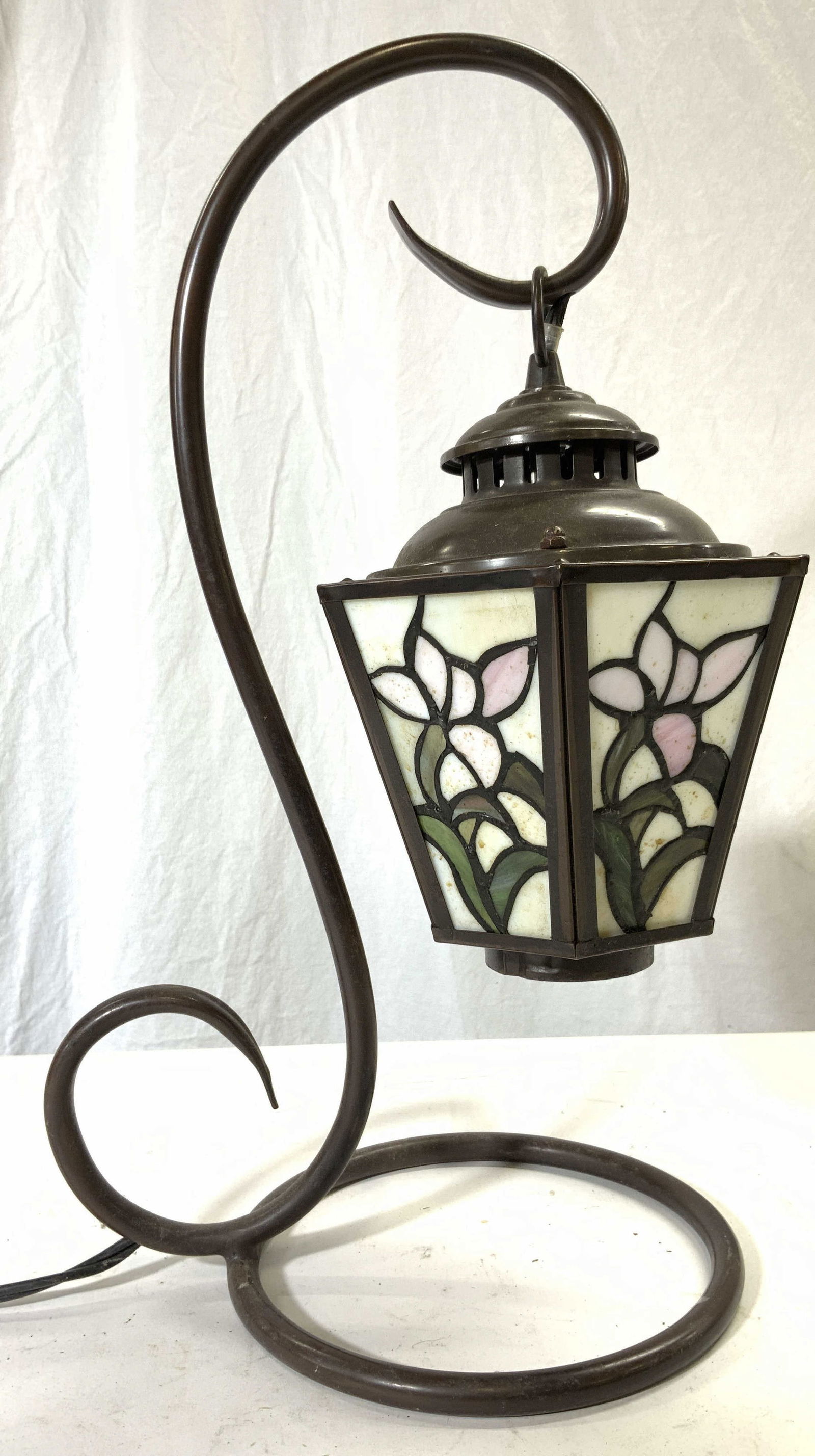 Tiffany Style Slag Glass Arched Table Lamp (1 of 8)