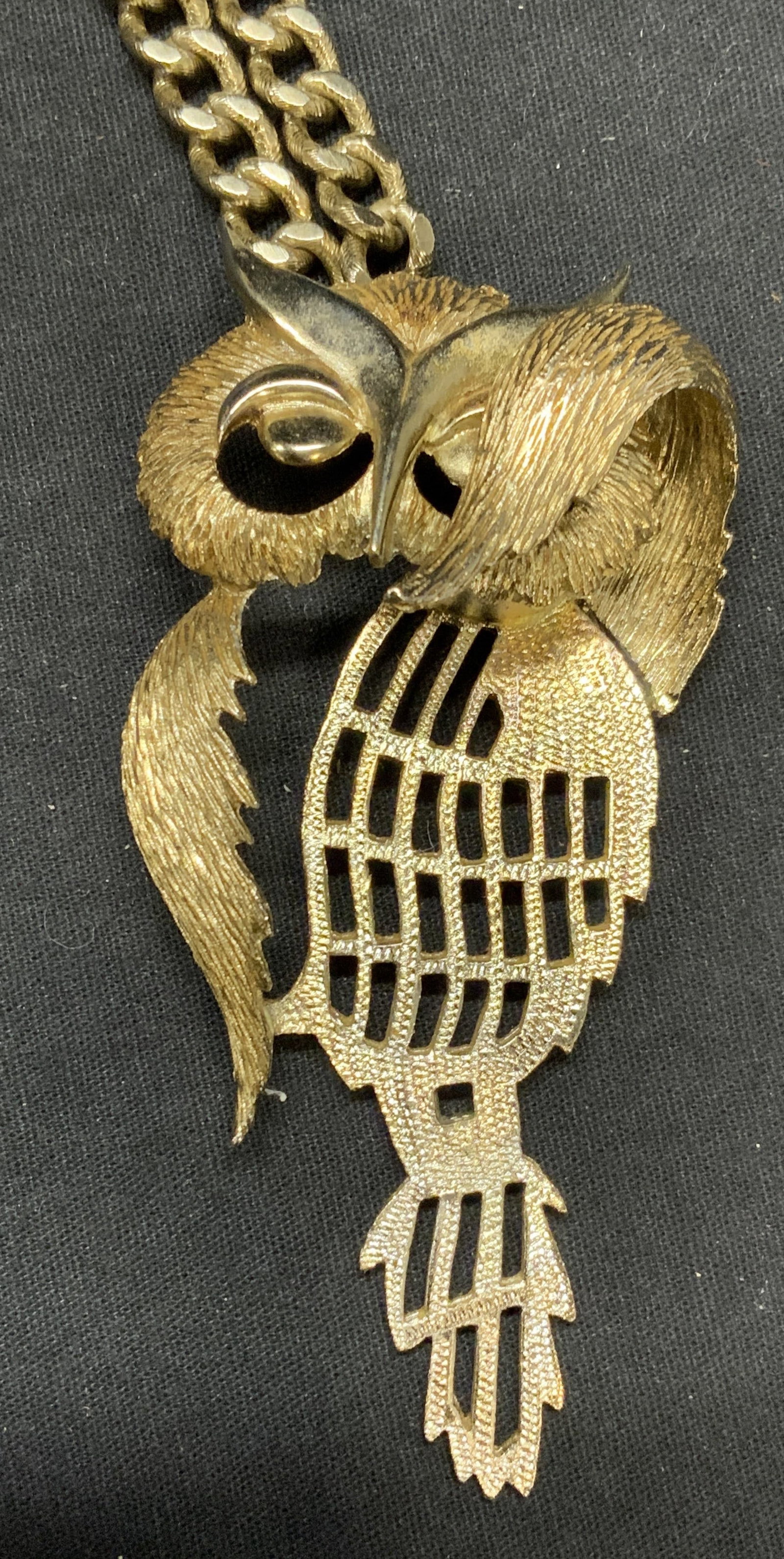 RAZZA Silver Tn Owl Pendant Necklace: Vintage RAZZA silver tone own pendant necklace. Signed to underside of pendant. Pendant measures approx. 4 3/8 x 2 1/8 inches, chain drop length approx. 8.5 inches. Some surface wear consistent with e