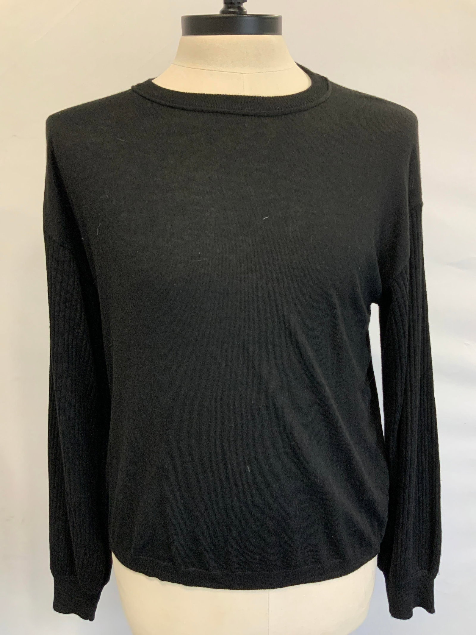Magaschoni Size Large Black Long Sleeve: Marked on tag, Magaschoni, size large, materials 41% viscose, 29% nylon 25% Polyester and 5% Cashmere. Black long sleeve sweater with U neck. Approximately 19 inch chest and 22 inch long arms and 14 i