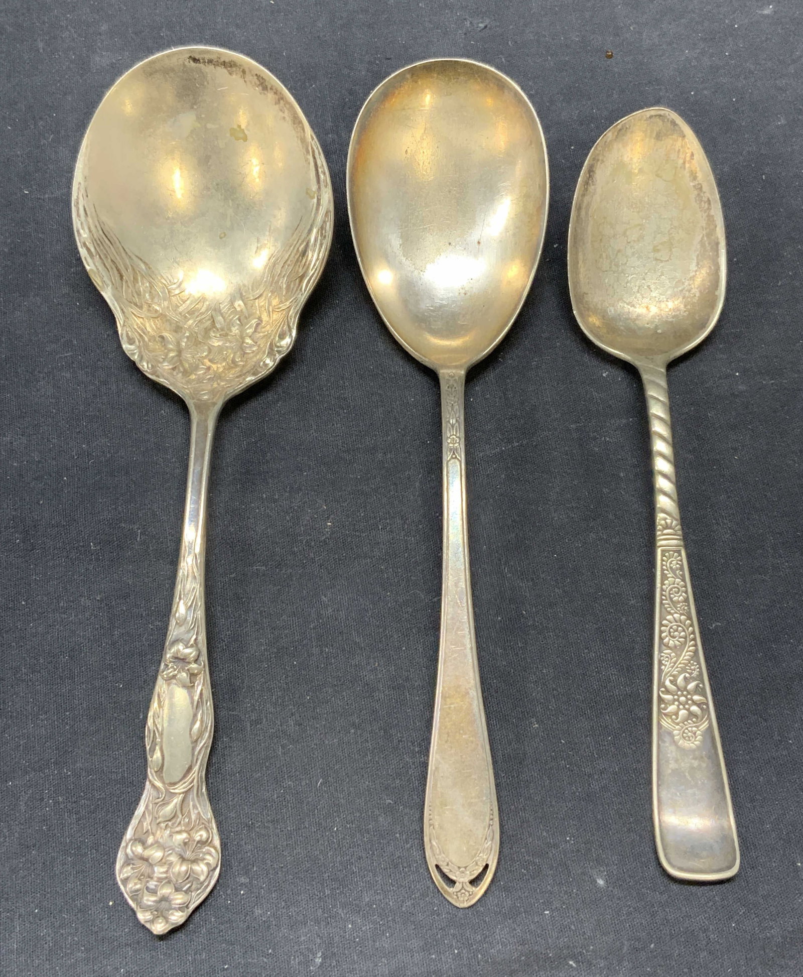 Lot 3 Antique Stratford Silver Co Plated Spoon: Lot of 3 vintage and antique silver plated spoons. Statford Silver Co antique silver plated spoon. Measures approx. 9 inches long. Trademarked to underside. 2 vintage Rogers Bros silver plated spoons.