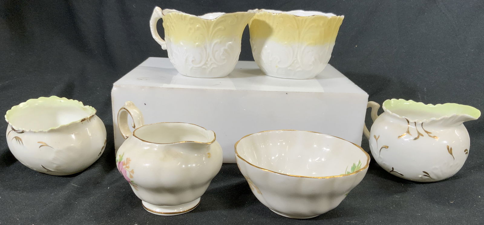 Lot 6 Assorted Porcelain Vessels (1 of 6)