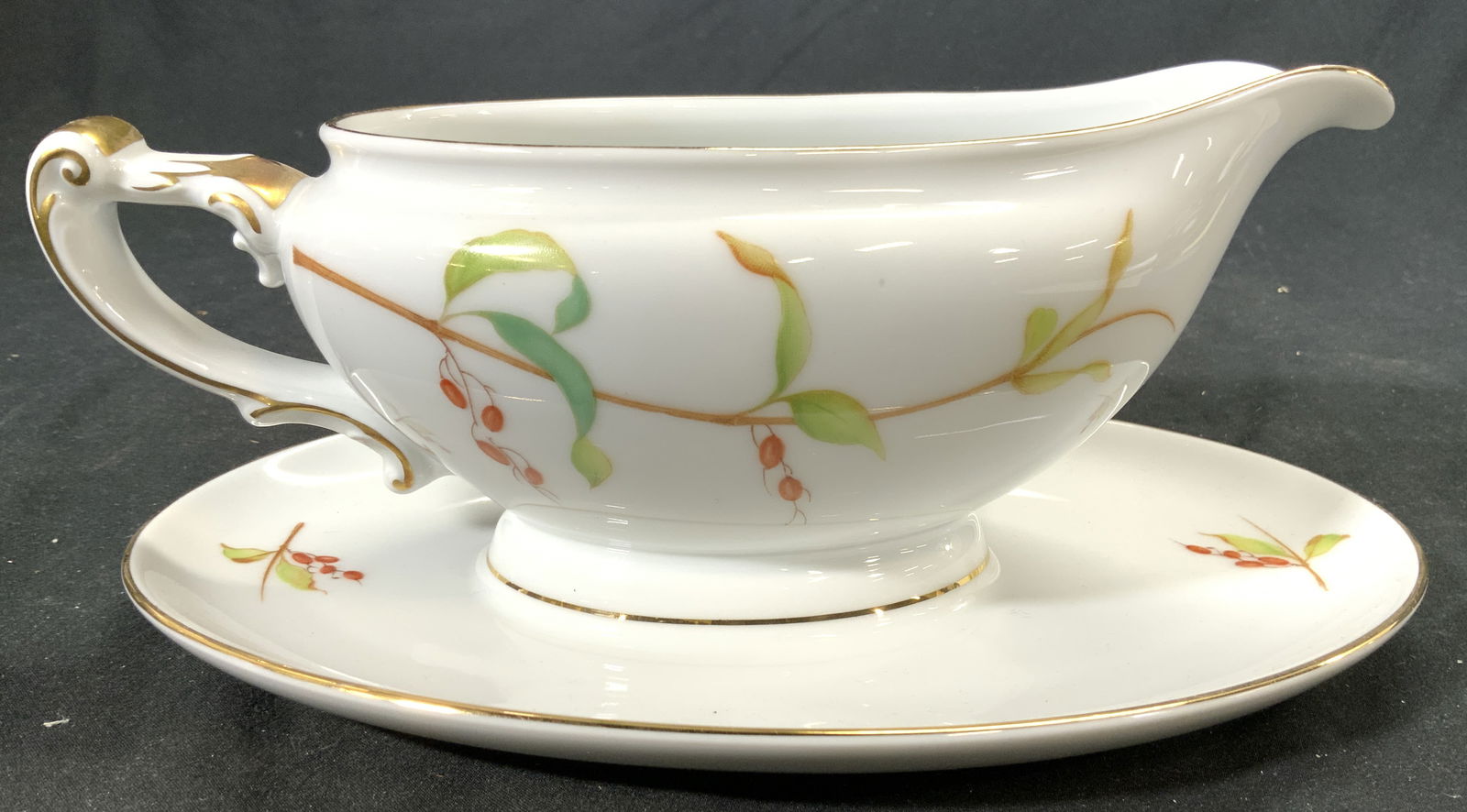 HARMONY HOUSE Lidded Porcelain Gravy Boat (1 of 8)