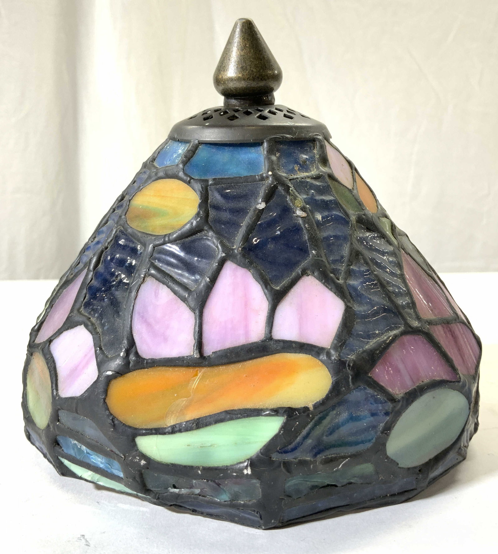 Tiffany Style Stained Glass Lamp Shade: Lamp shade is Tiffany style. Piece is stained glass/slag glass. Shade includes metal finial finial & harp. Piece measures approx 5.75 inches tall 6 inches wide. Lamp shade, Tiffany Style Lamp shade, s