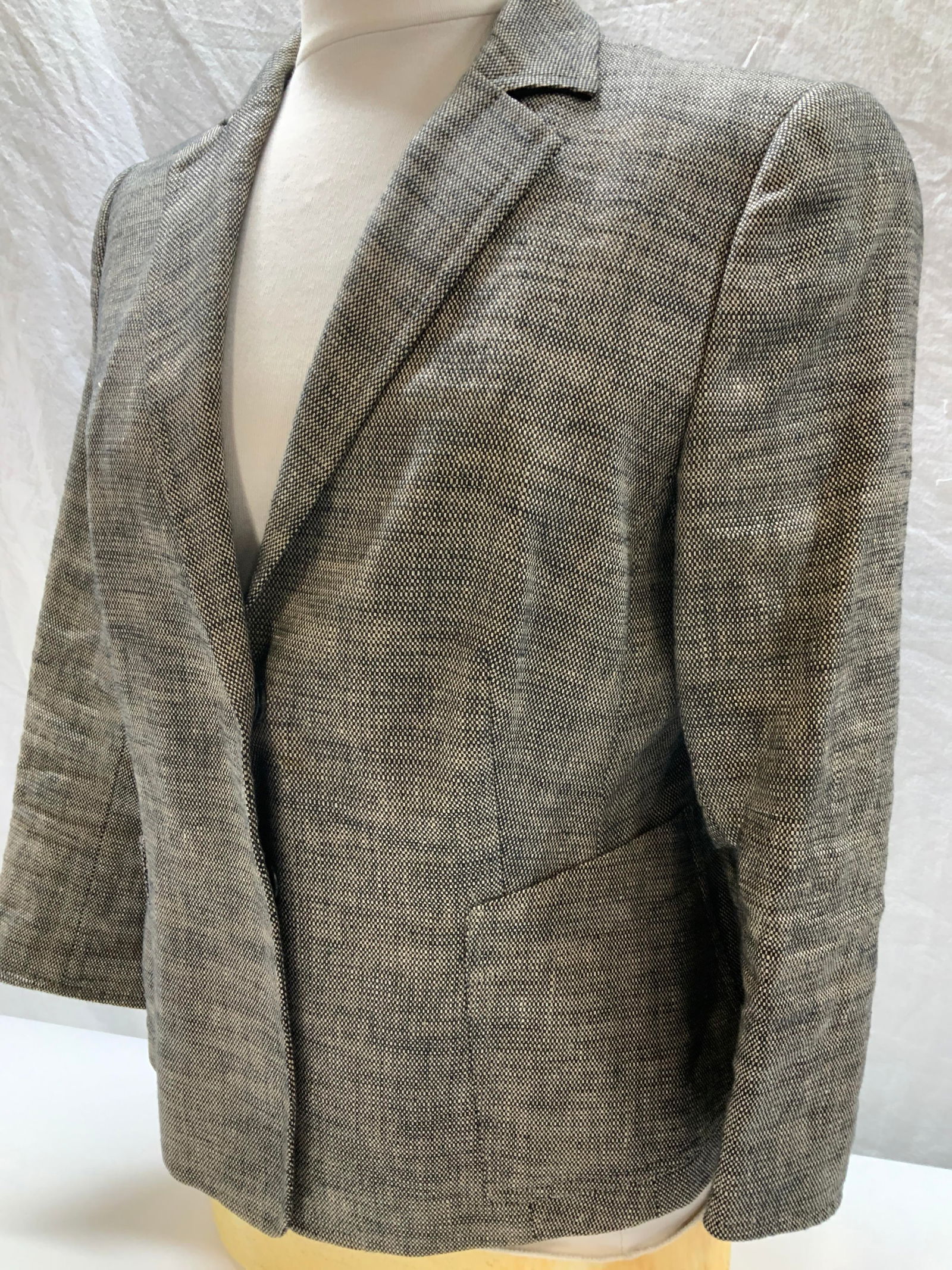 Cott/Lin Blazer- AKRIS Punto for Bergdorf Goodman: Vintage dress blacker , labeled AKRIS Punto Bergdorf Goodman , vintage size 10. 23 in. Long. Plissé stitching on backside. Partially lined. Fabric 55% cotton, 45% linen Bergdorf Goodman Cotton and Li