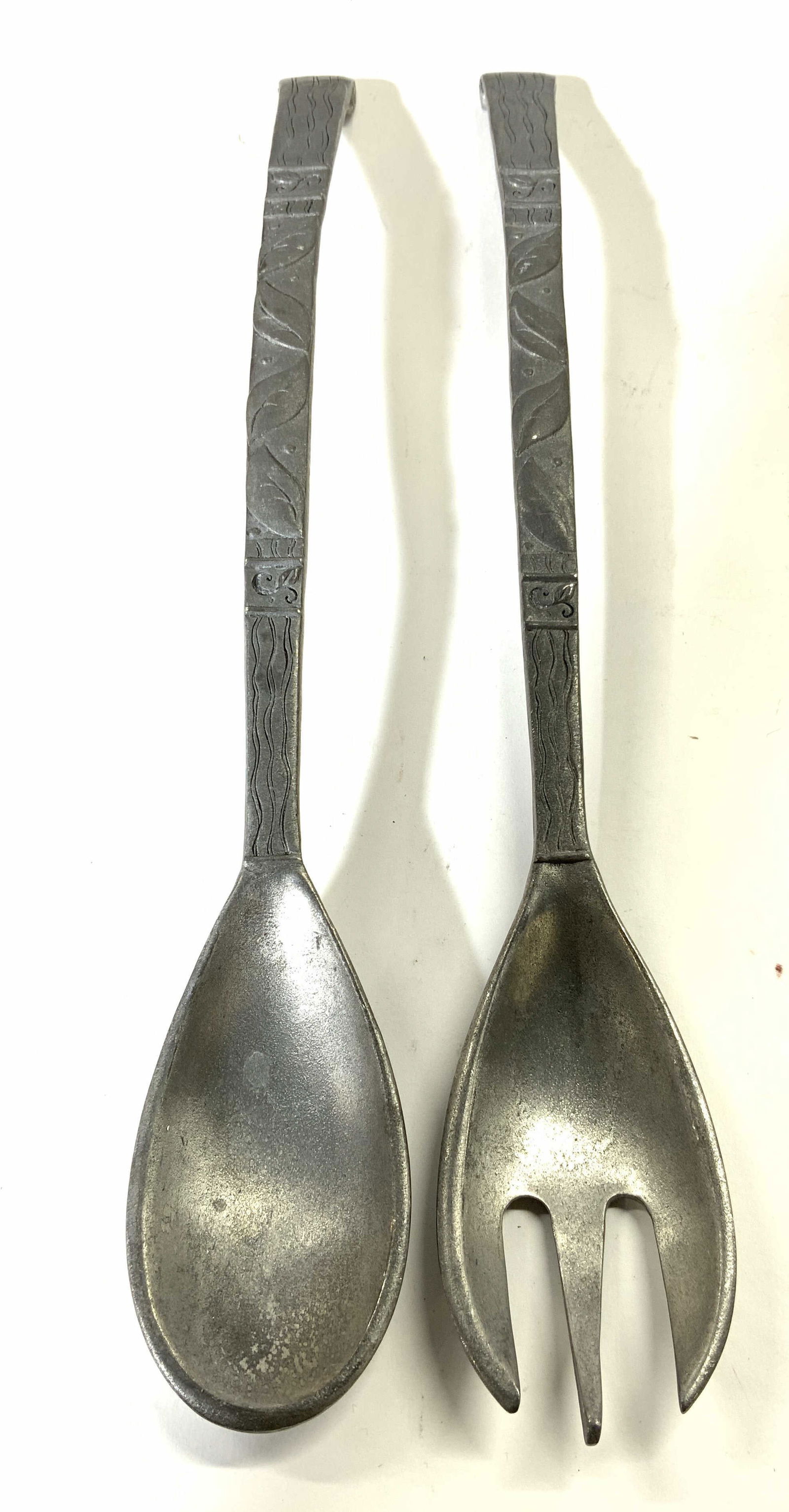 ETAIN ZINN Pewter Salad Serving Utensils: Backsides are inscribed ETAIN ZINN 1998 SEAGULL CANADA. Lot includes 1 salad serving fork & 1 salad serving knife. Each are silver toned & pewter. Utensils have beveled leaf detail. Each measures appr