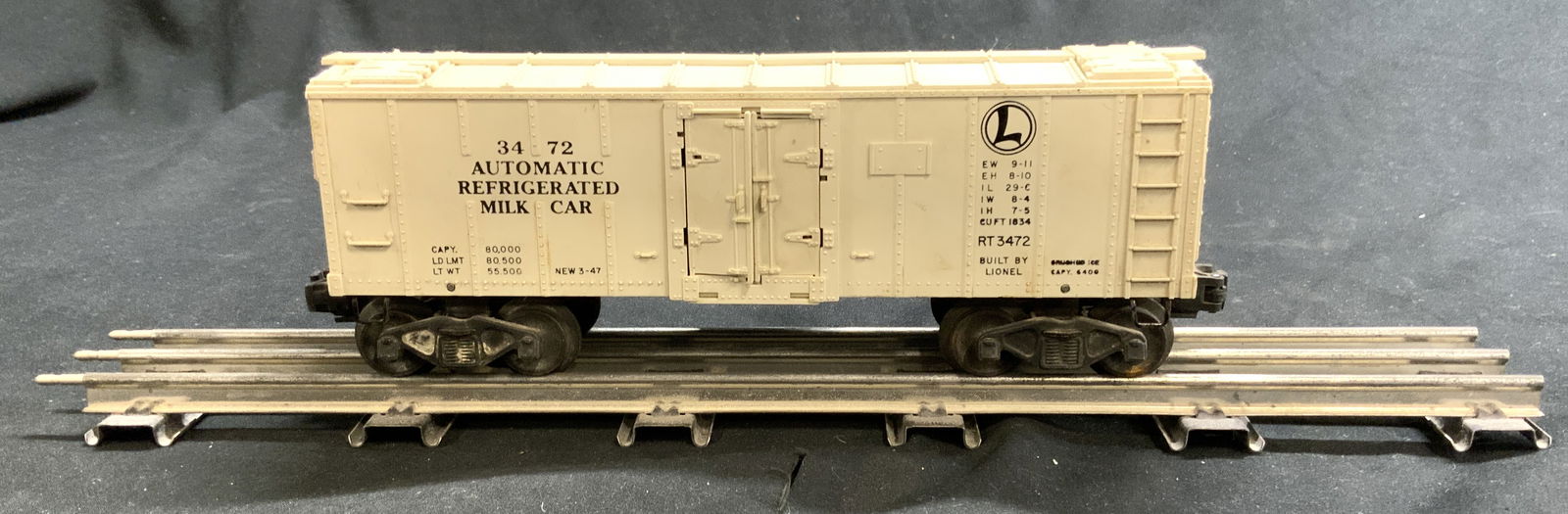 LIONEL Vntg Model Train Car W Track Piece (1 of 8)