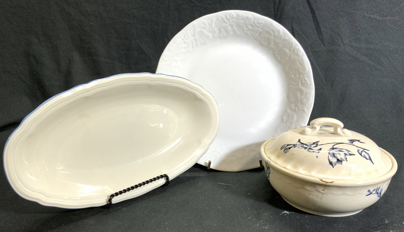 Lot 3 Vintage Porcelain Bowls Vessels: Lot includes 1 bowl with lid, 1 oval shaped serving bowl dish marked MARIE LUISE FELTMANN WELDEN, & 1 White bowl marked CIPA MADE IN ITALY on underside. Each piece appears to be vintage. Oval dish mea