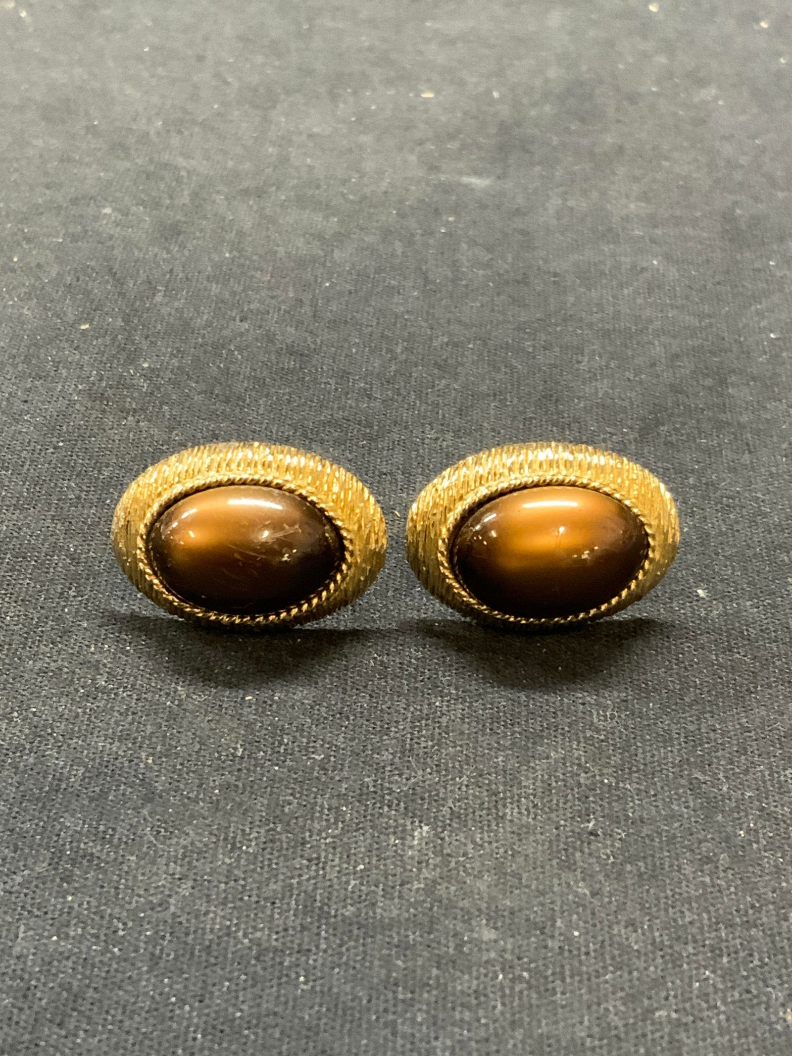 Swank Gold Tone Iridescent Cabochon Cufflinks (1 of 6)