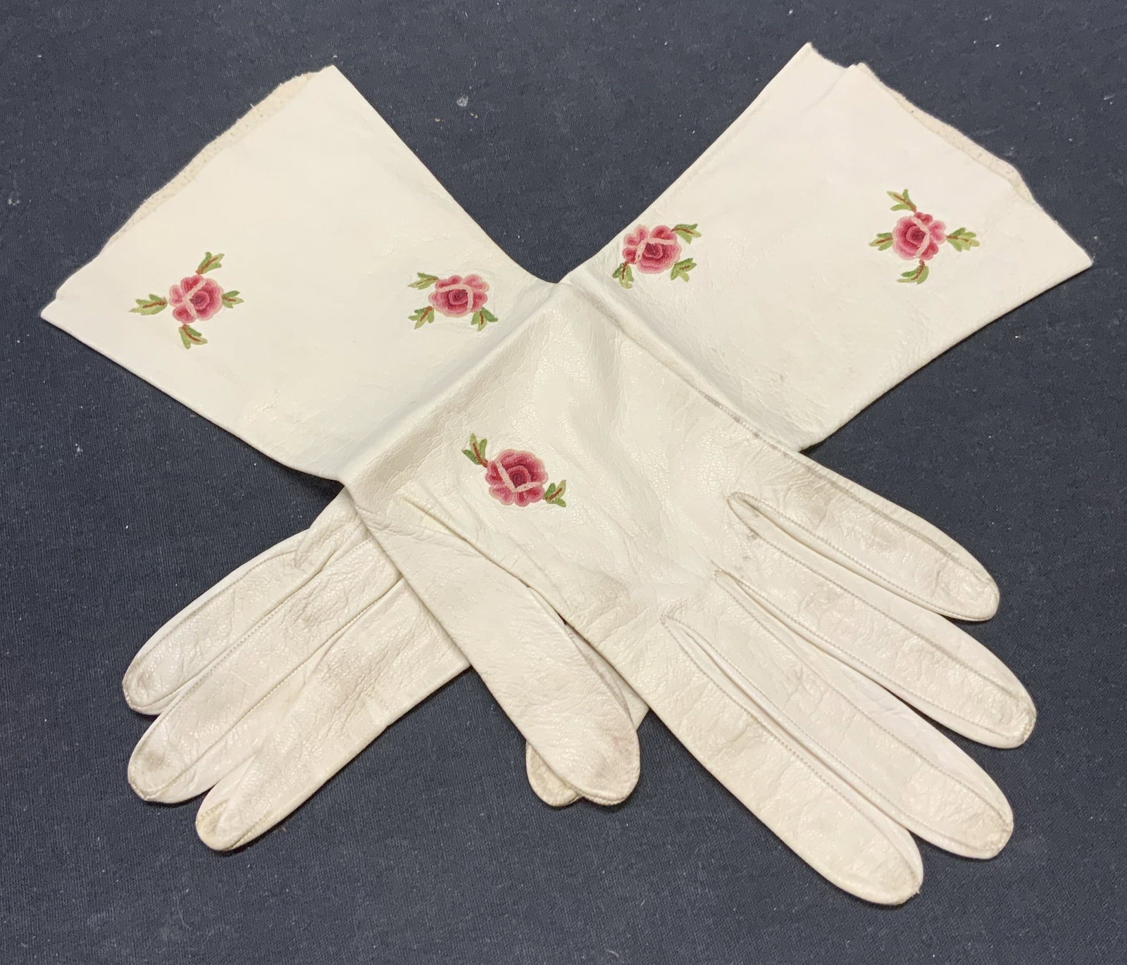 Vintage White Leather Floral Gloves: Vintage white leather gloves with floral embroidered detail. Some wear to material including discoloration observed. Measure approx. 11.5 x 2.75 inches. Ladies gloves, ladies leather gloves, ladies wh