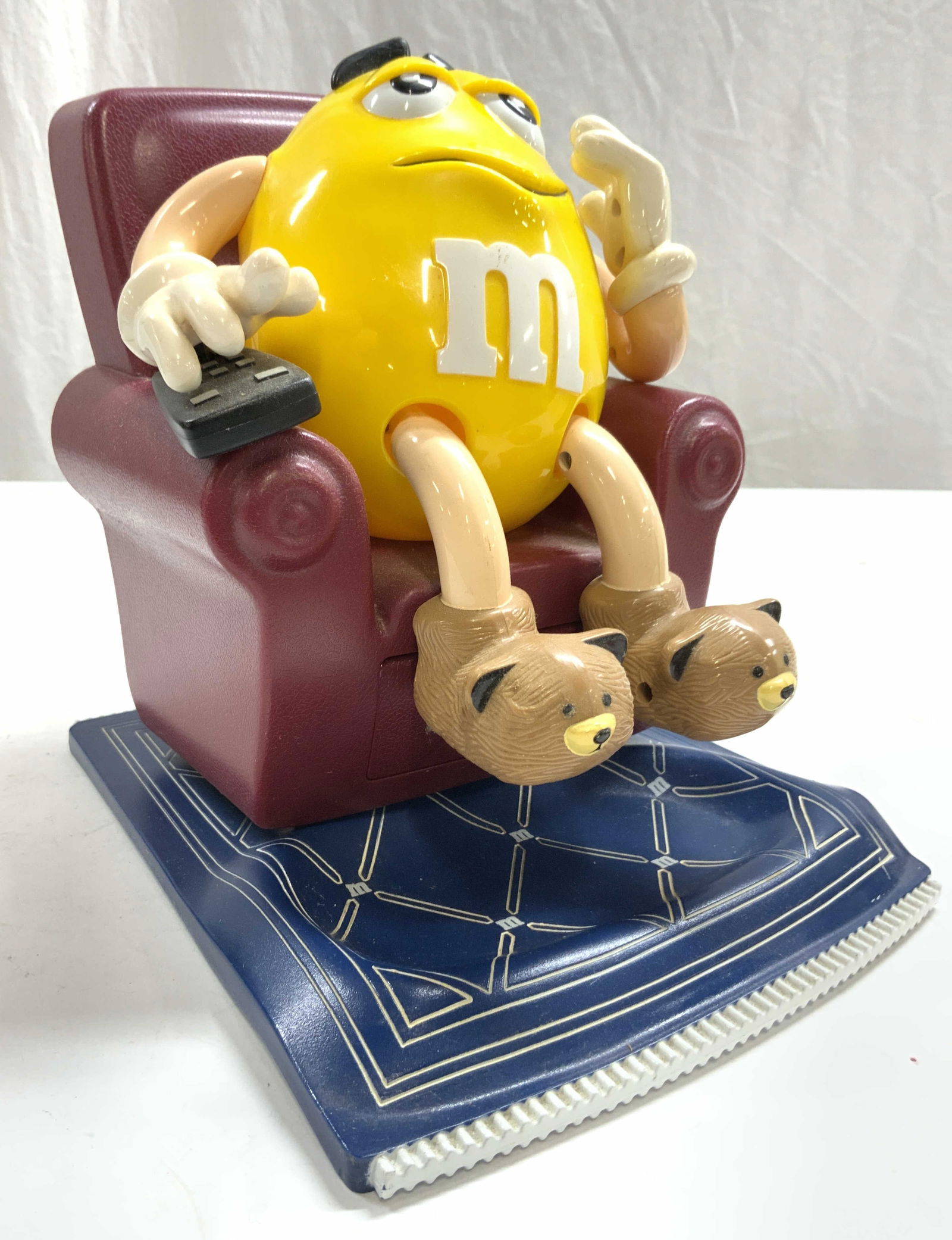 M&Ms La Z Boy Candy Dispenser (1 of 10)