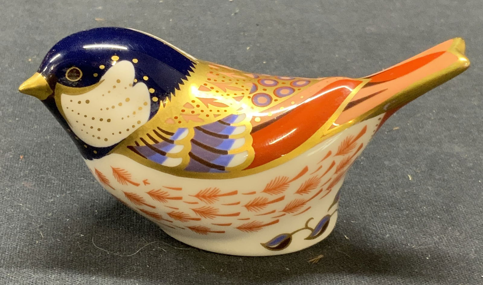 Royal Crown Derby China Tit Bird Firgural England: Royal Crown Derby Coal Tit bird figurine. Stopper to underside. Trademarked to underside. Dated 2001. Imari style blue and red bone china with gilt decoration. Measures approx. 3.5 x 1.75 x 1.75 inche