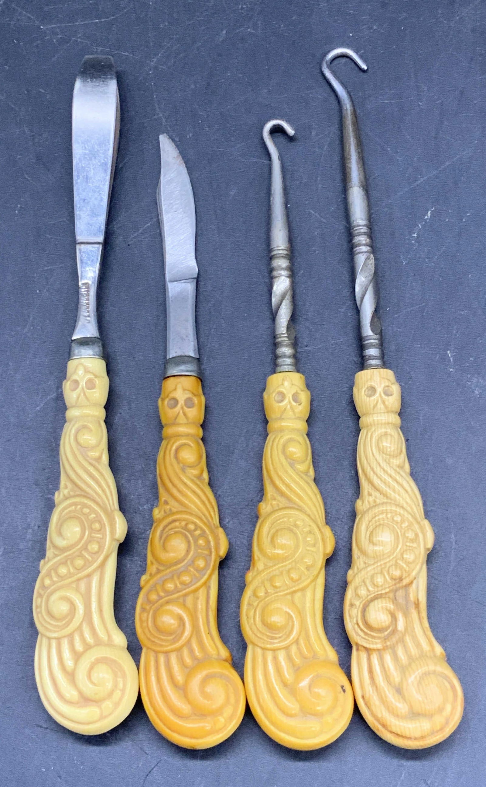 4p Antique Bakelite Vanity Set, Button Hooks &More (1 of 15)