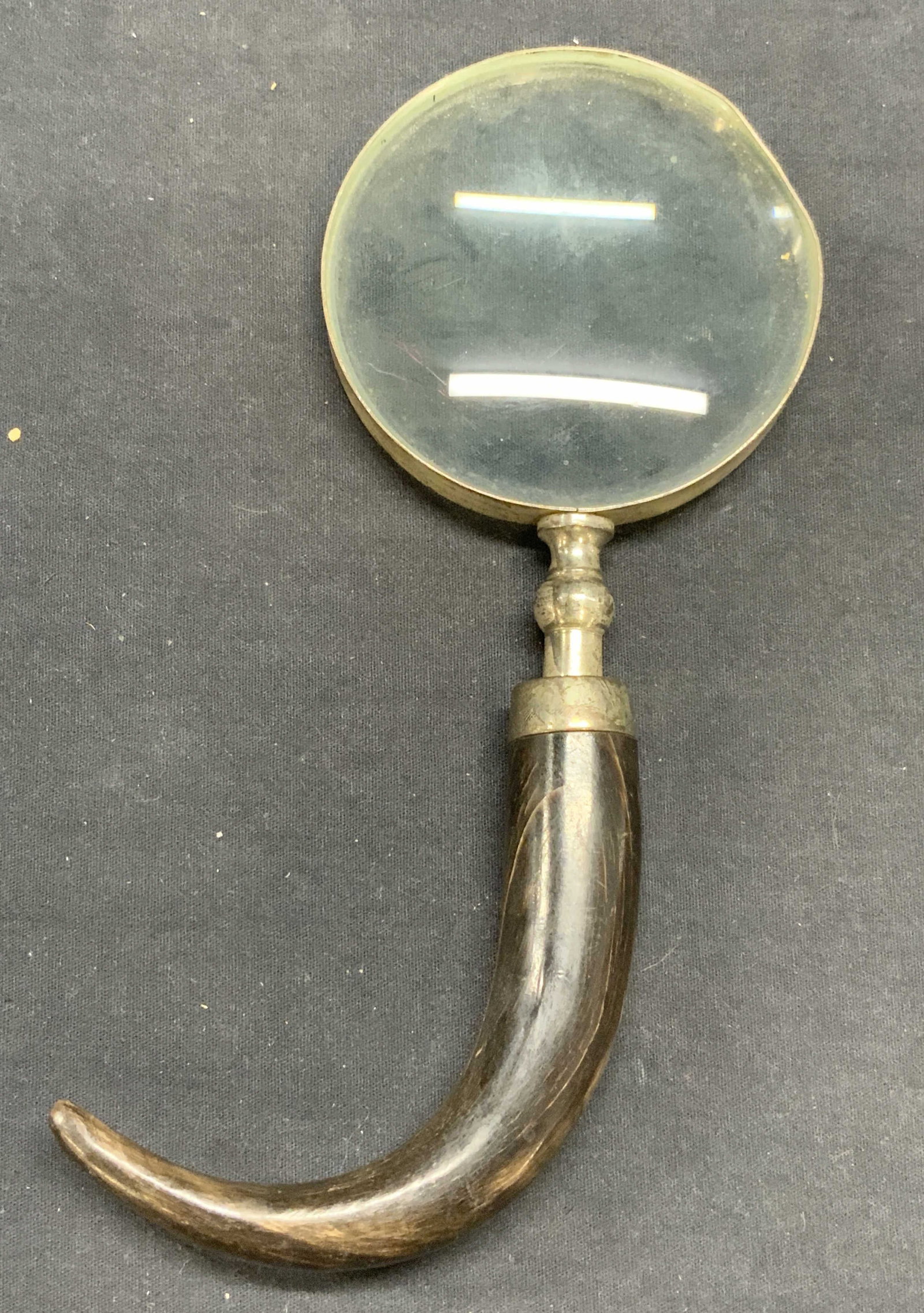 Vintage Horn Handle Magnifying Glass: Vintage magnifying glass with horn handle. Surface wear including scratching and tarnishing to silver plate observed. Measures approx. 9.5 x 4 inches. Magnifying glass, vintage magnifying glass, horn 
