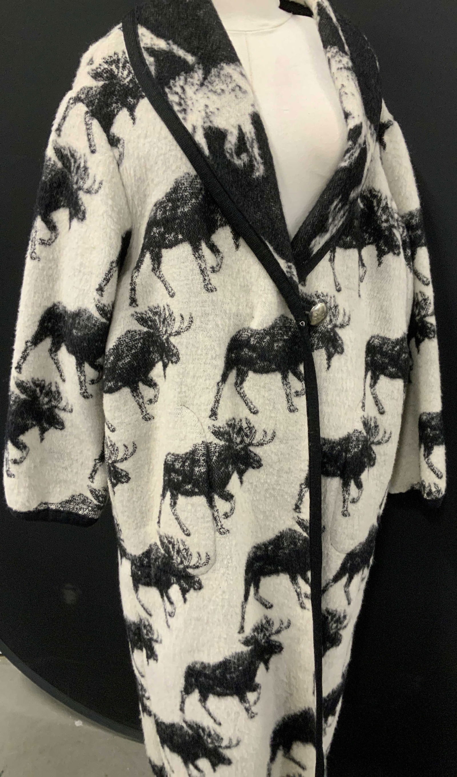 Joyce Onarheim Boe New Wool Coat w Moose Motif (1 of 10)